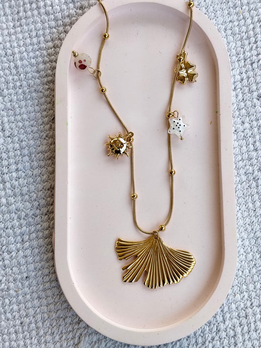 Golden Bloom Beach Necklace – 18K Gold-Plated, Waterproof, Anti-Tarnish, Minimalist Flower Charm