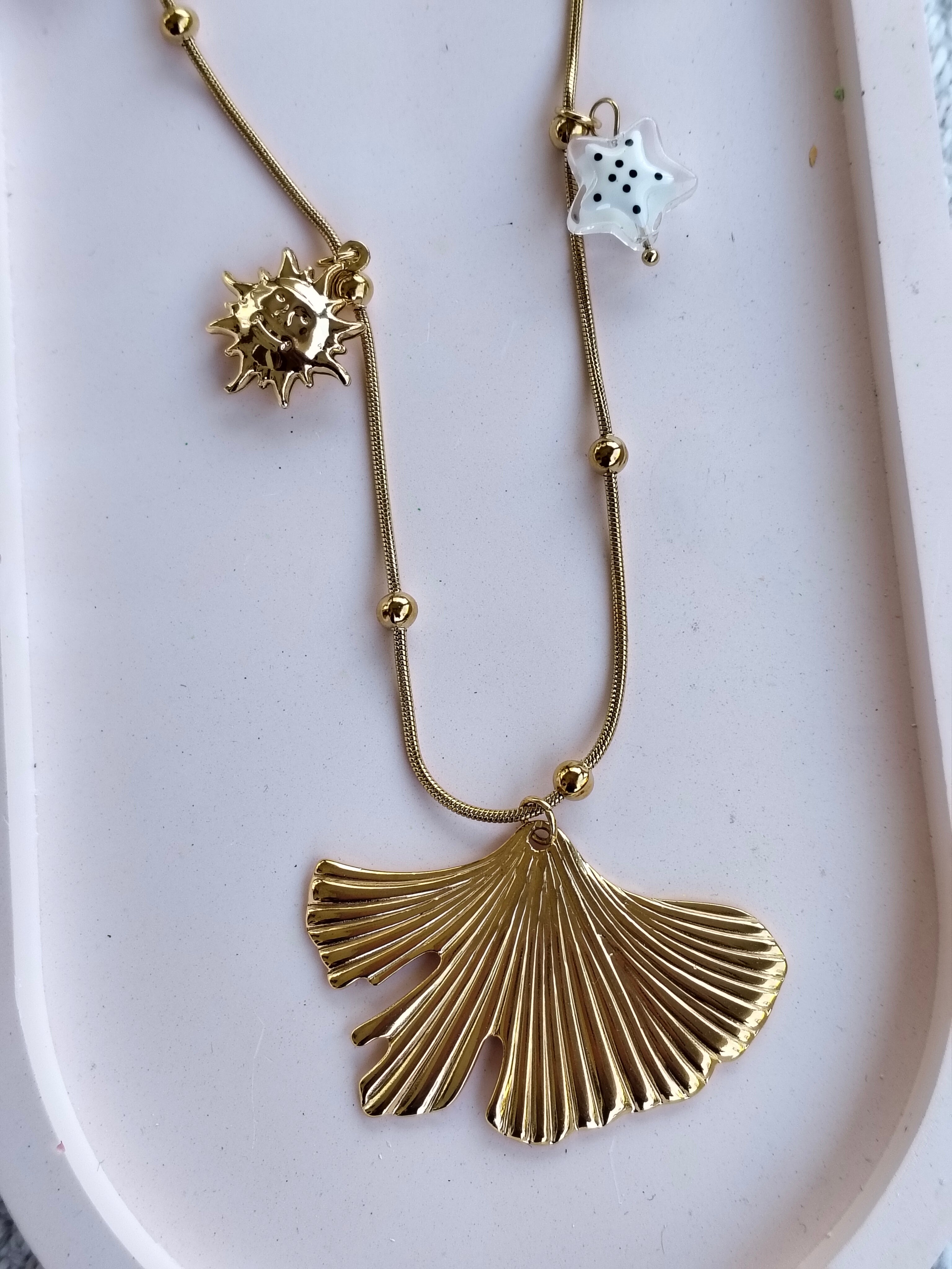 Golden Bloom Beach Necklace – 18K Gold-Plated, Waterproof, Anti-Tarnish, Minimalist Flower Charm