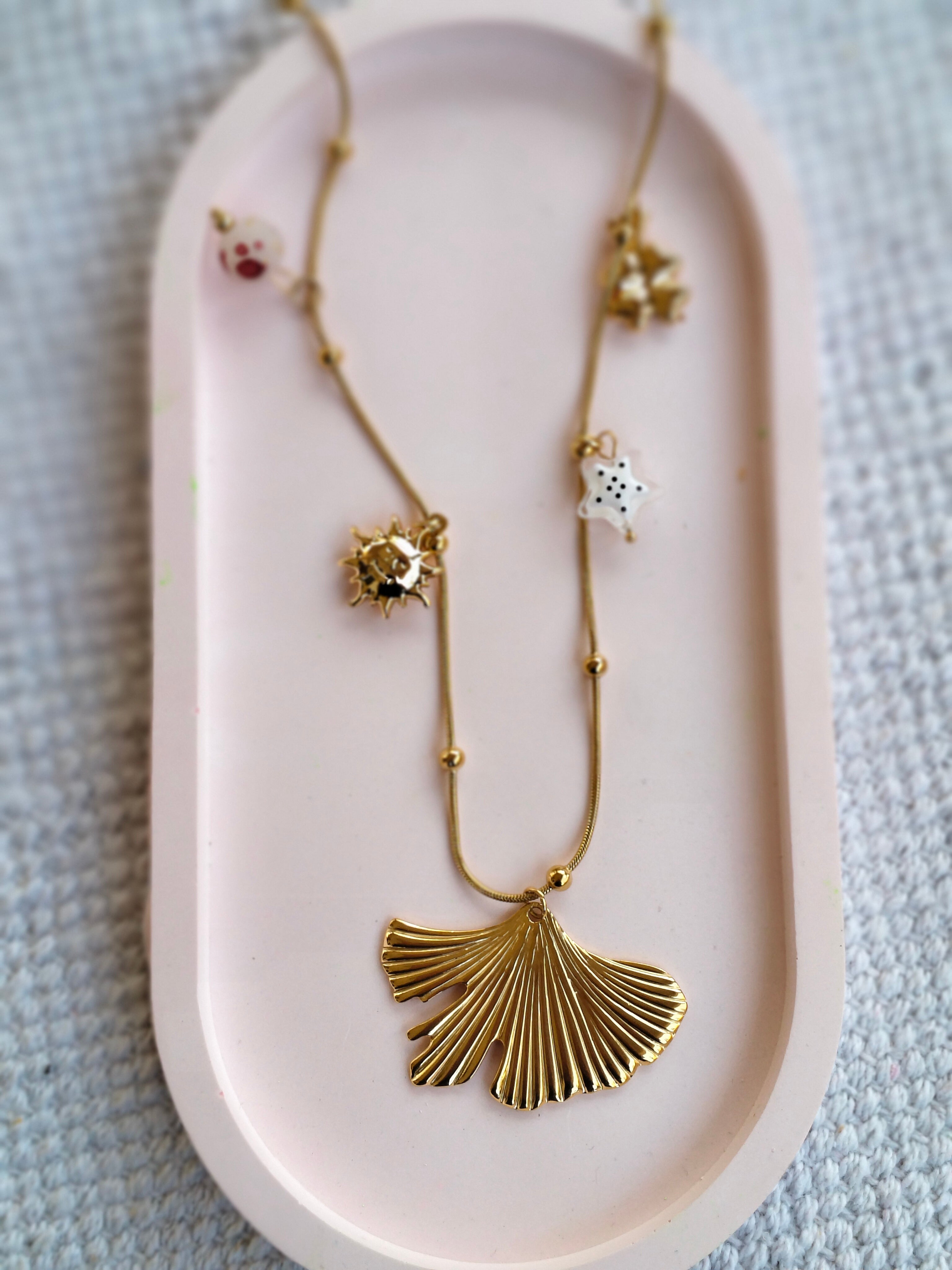 Golden Bloom Beach Necklace – 18K Gold-Plated, Waterproof, Anti-Tarnish, Minimalist Flower Charm