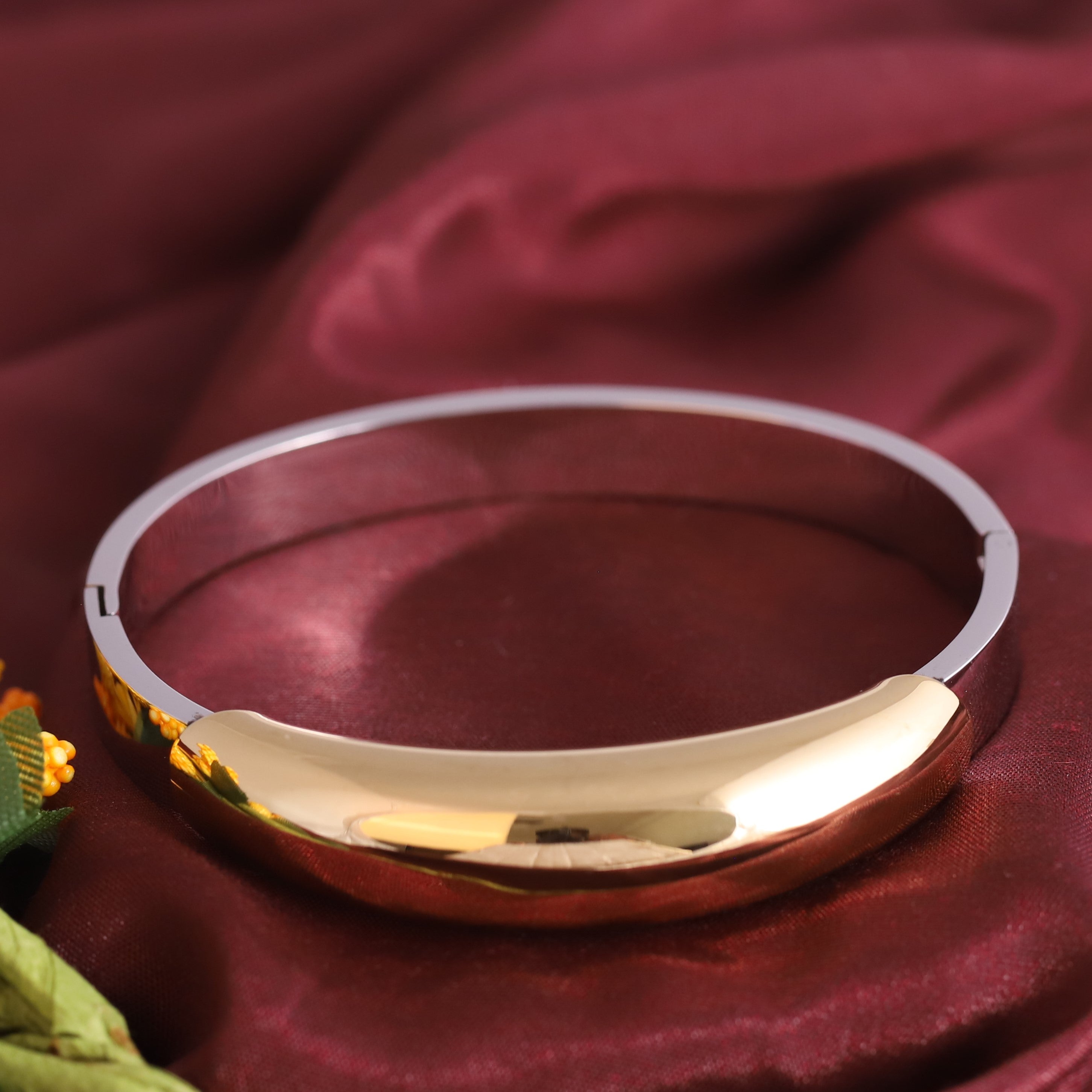 Gold-Plated Stainless Steel Bracelet – Openable, Unisex & Skin-Friendly (GOLD)