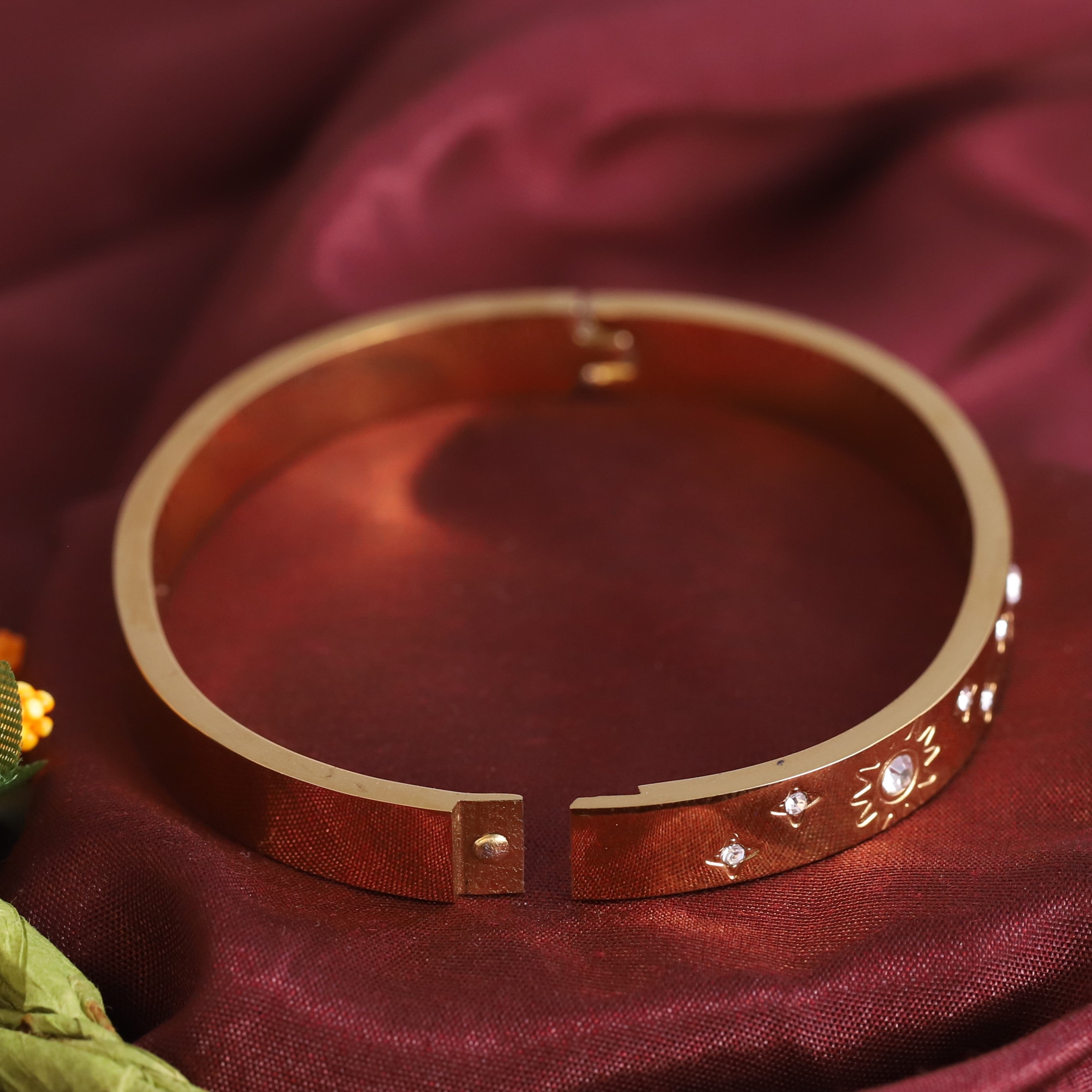 Gold-Plated Stainless Steel Bracelet – Openable, Unisex & Skin-Friendly (GOLD)