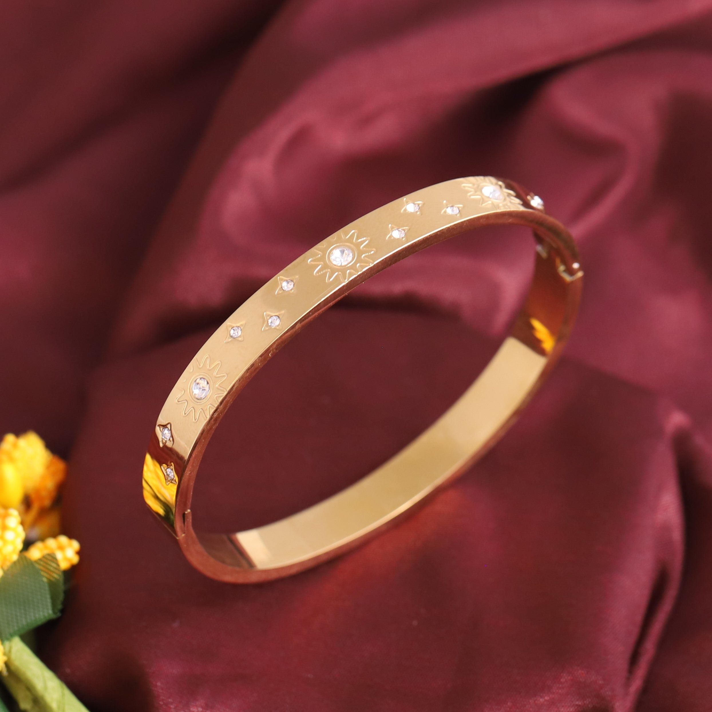 Gold-Plated Stainless Steel Bracelet – Openable, Unisex & Skin-Friendly (GOLD)