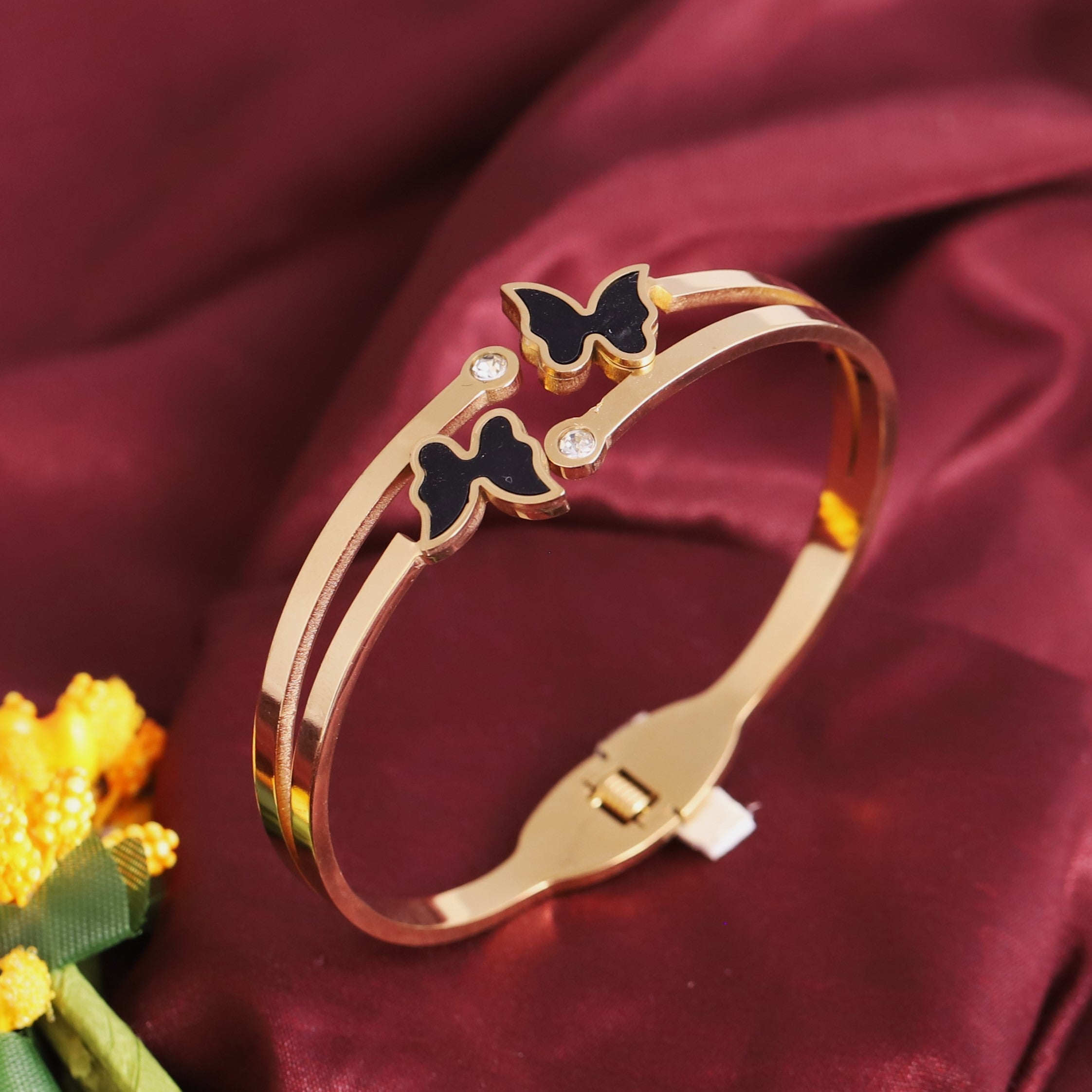 Gold-Plated Stainless Steel Bracelet – Openable, Unisex & Skin-Friendly (GOLD)