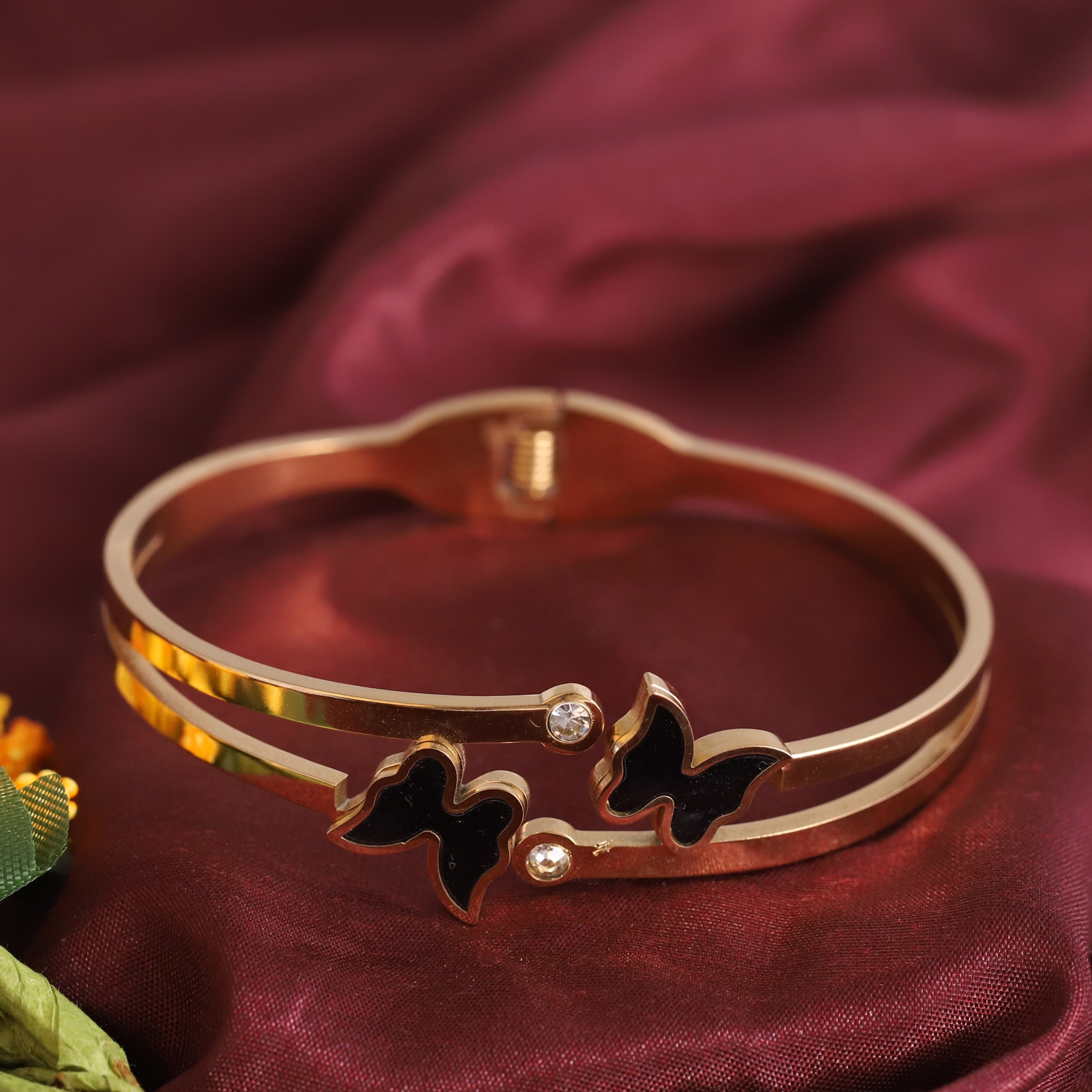 Gold-Plated Stainless Steel Bracelet – Openable, Unisex & Skin-Friendly (GOLD)