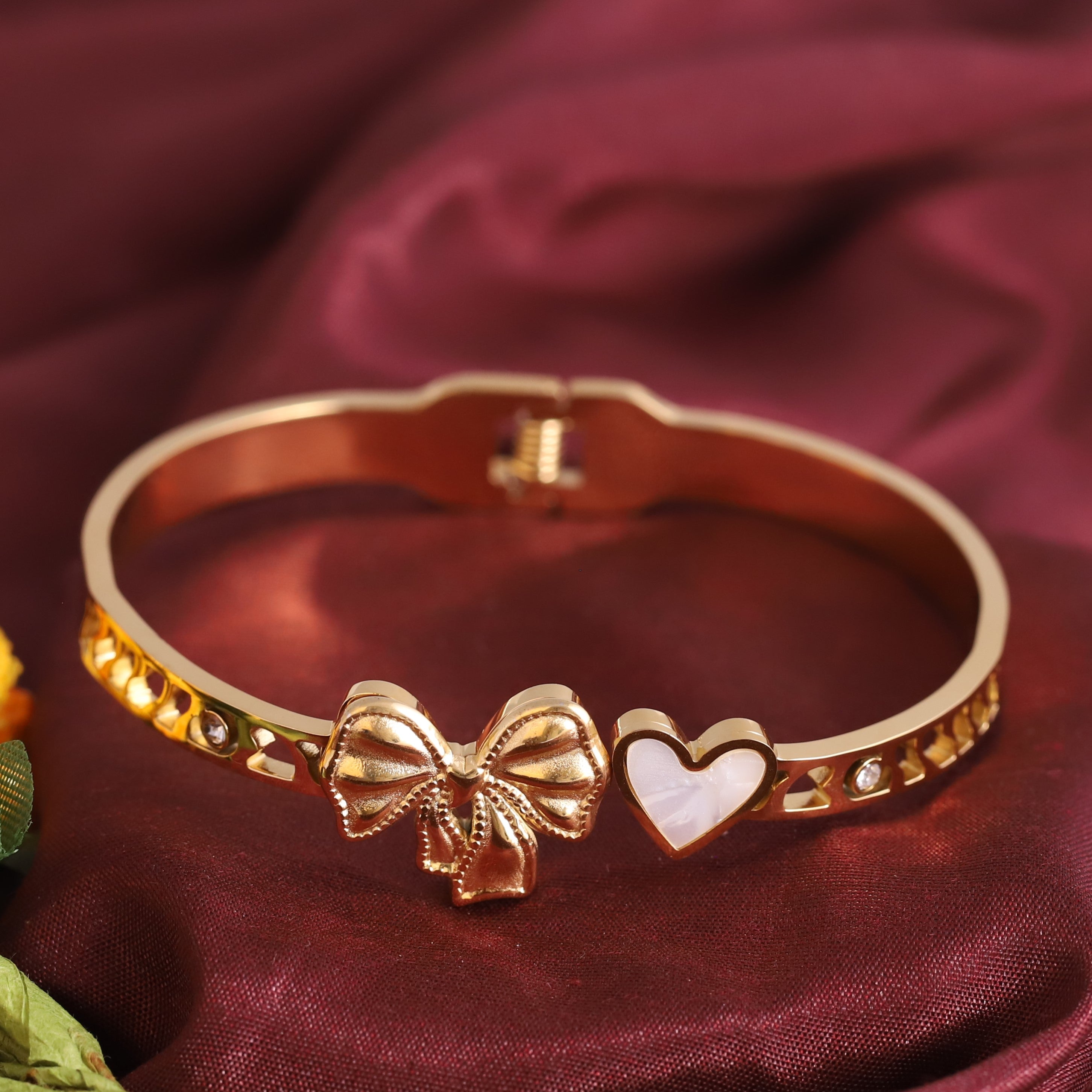 Gold-Plated Stainless Steel Bracelet – Openable, Unisex & Skin-Friendly (GOLD)
