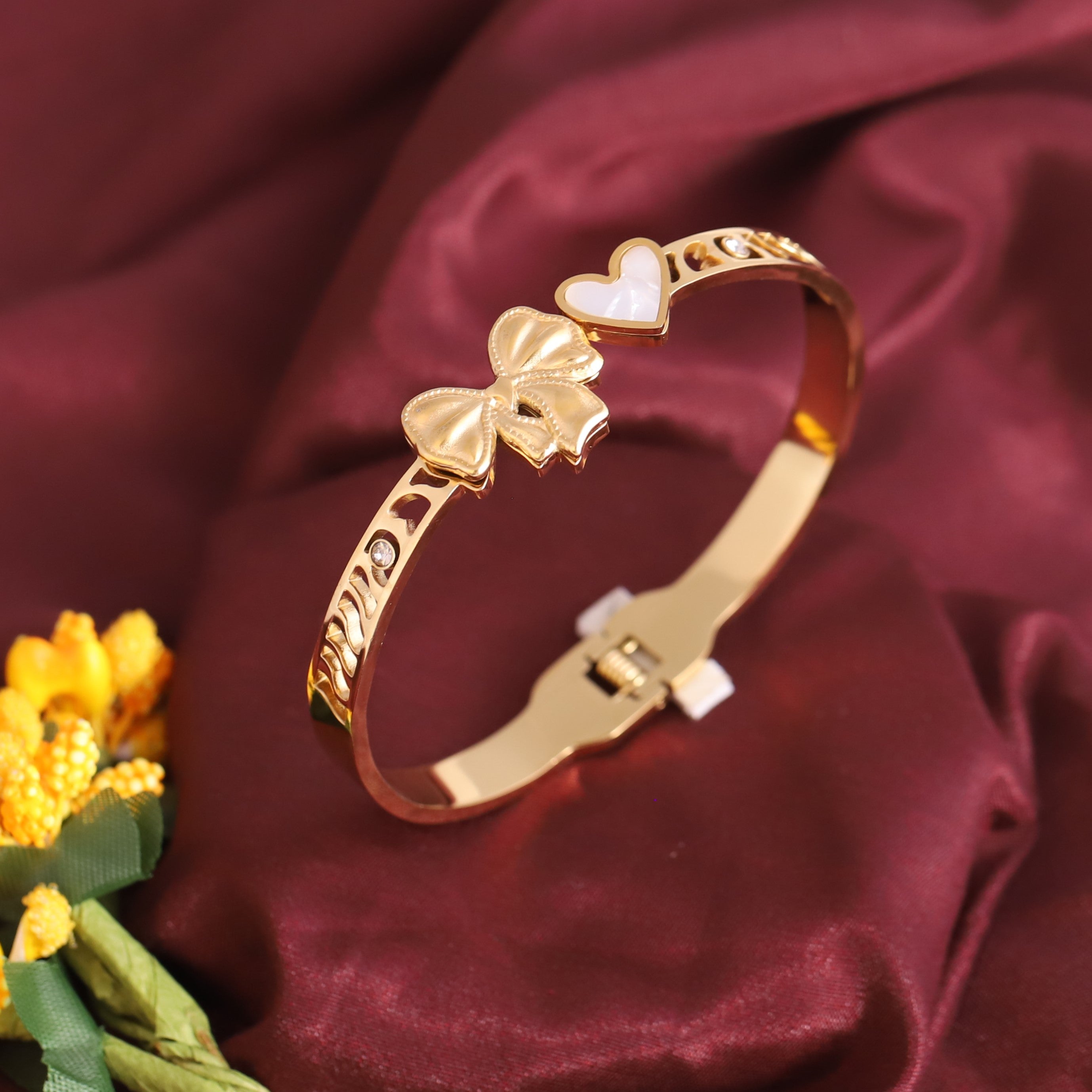 Gold-Plated Stainless Steel Bracelet – Openable, Unisex & Skin-Friendly (GOLD)