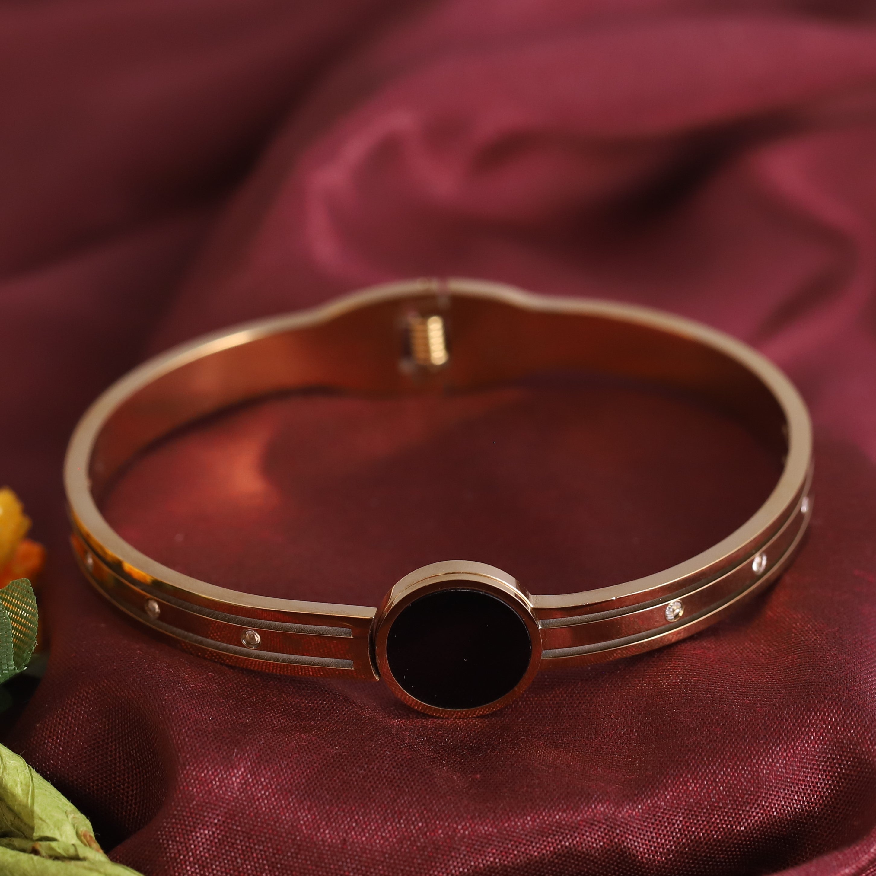 Gold-Plated Stainless Steel Bracelet – Openable, Unisex & Skin-Friendly (GOLD)