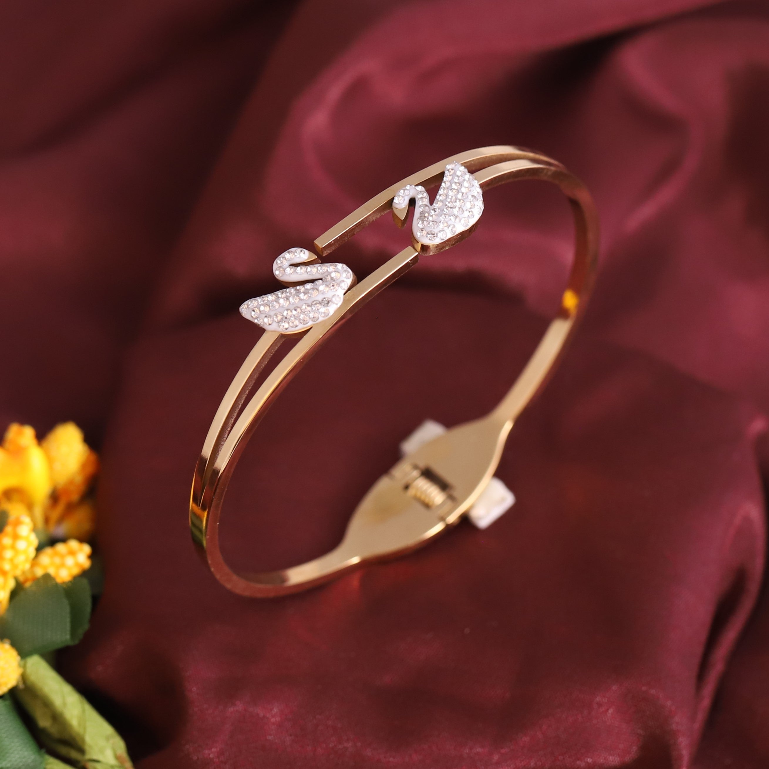 Gold-Plated Stainless Steel Bracelet – Openable, Unisex & Skin-Friendly (GOLD)