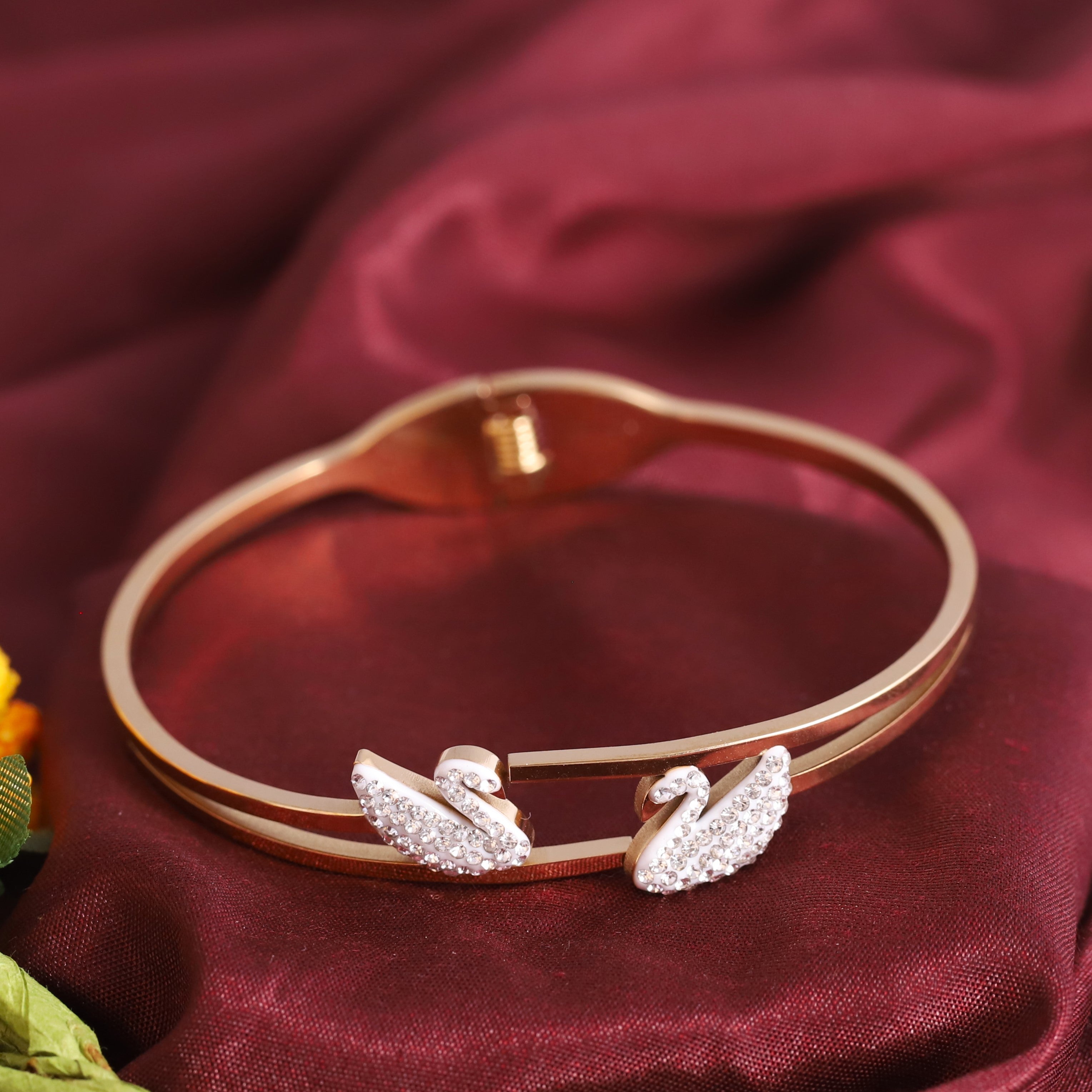 Gold-Plated Stainless Steel Bracelet – Openable, Unisex & Skin-Friendly (GOLD)