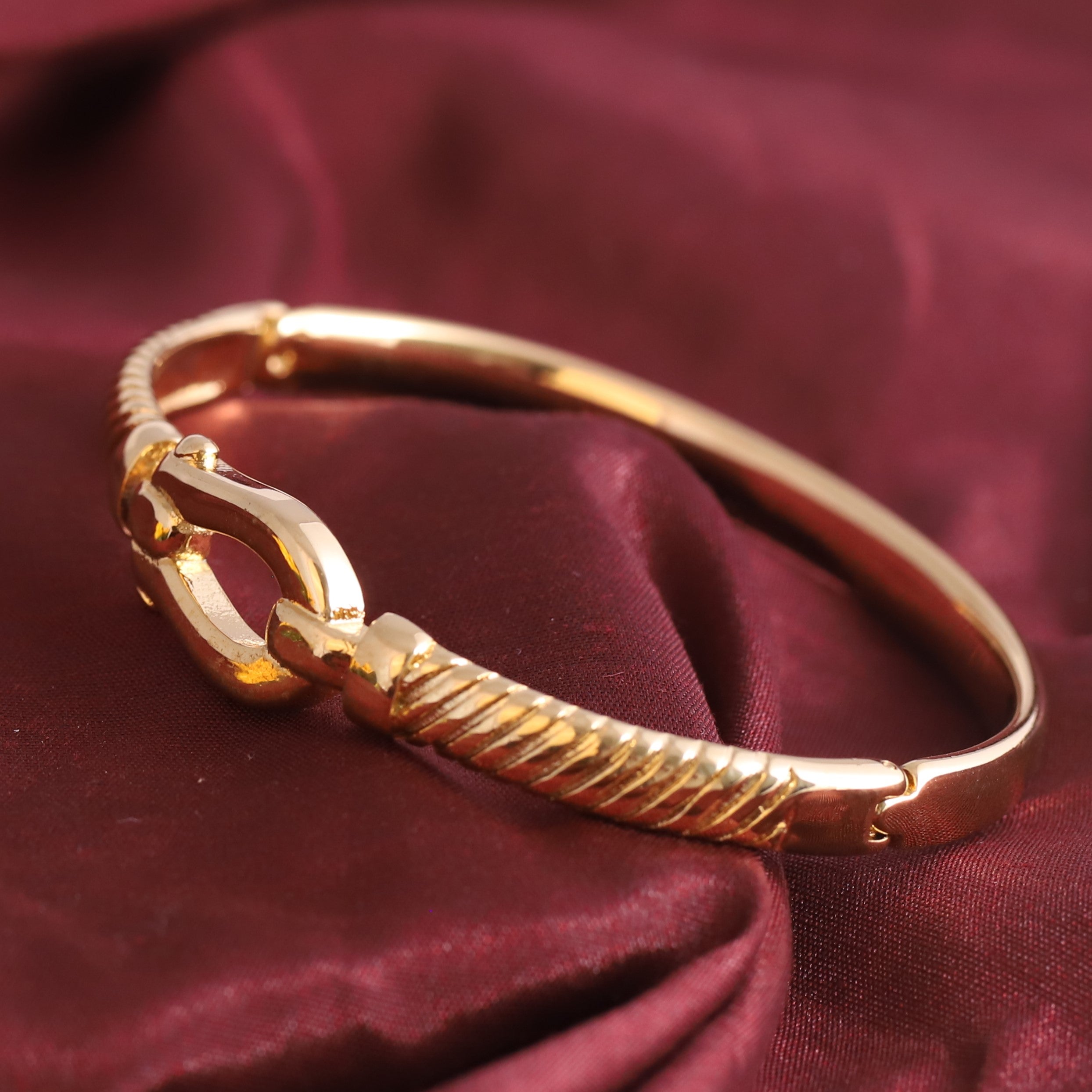 Gold-Plated Stainless Steel Bracelet – Openable, Unisex & Skin-Friendly (GOLD)