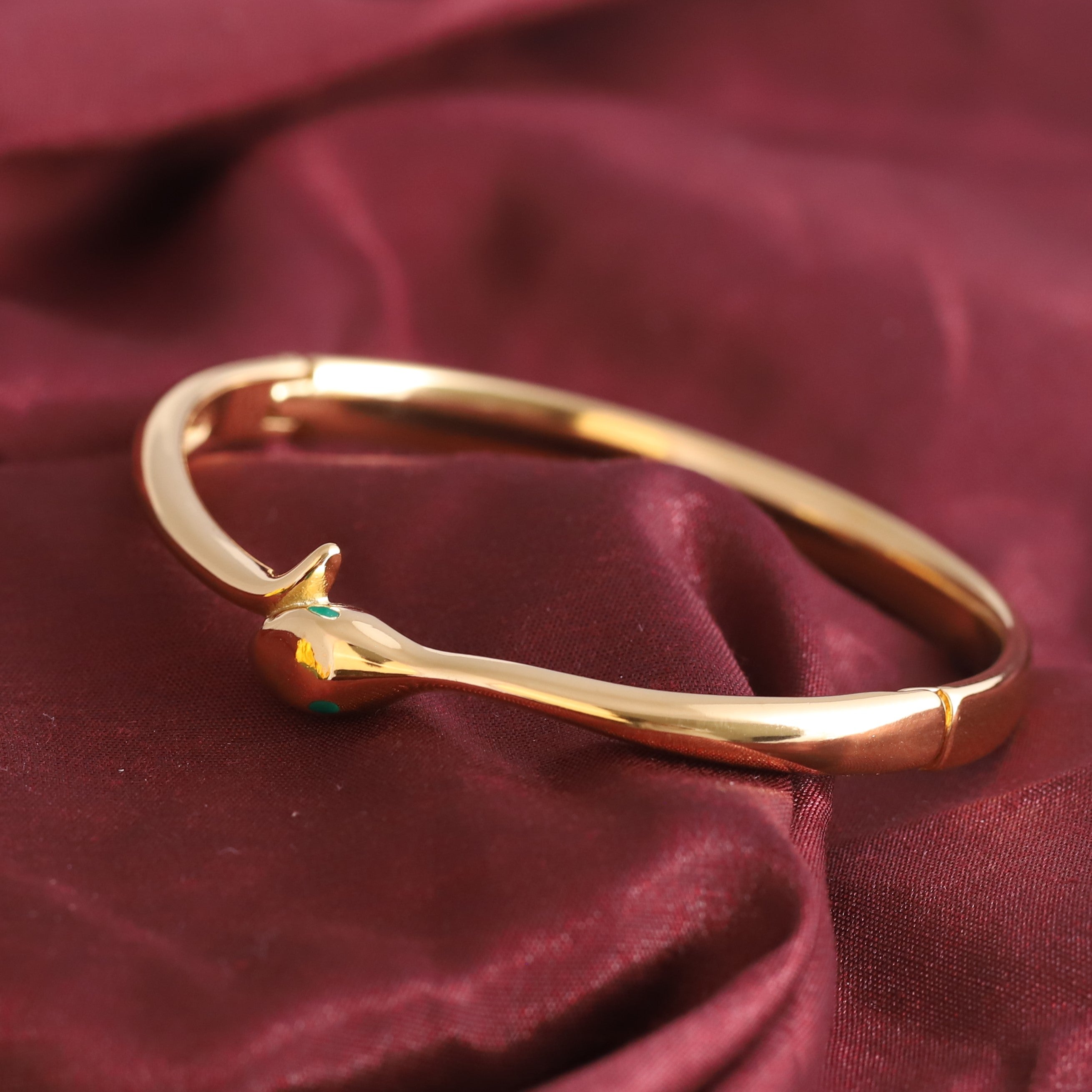 Gold-Plated Stainless Steel Bracelet – Openable, Unisex & Skin-Friendly (GOLD)