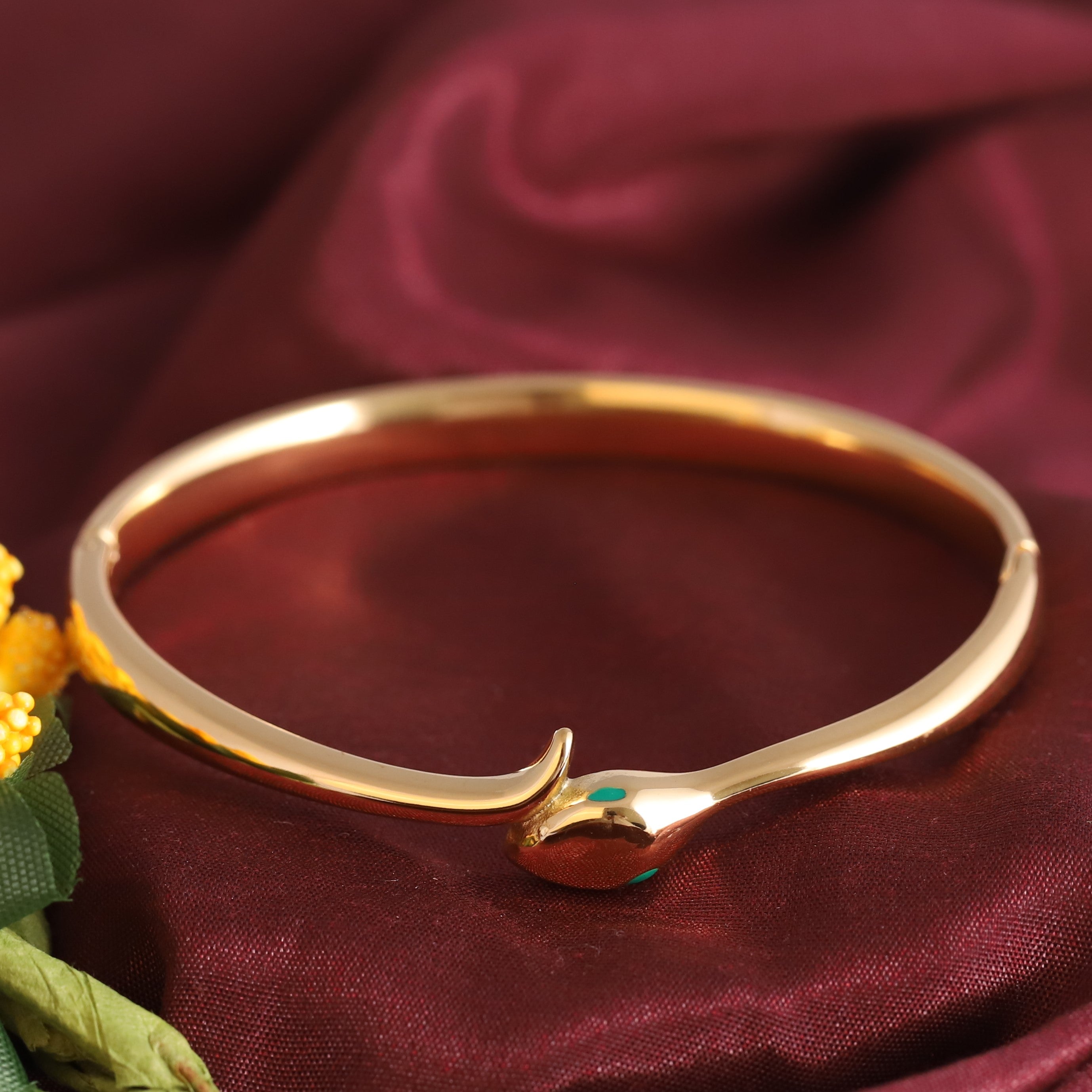Gold-Plated Stainless Steel Bracelet – Openable, Unisex & Skin-Friendly (GOLD)