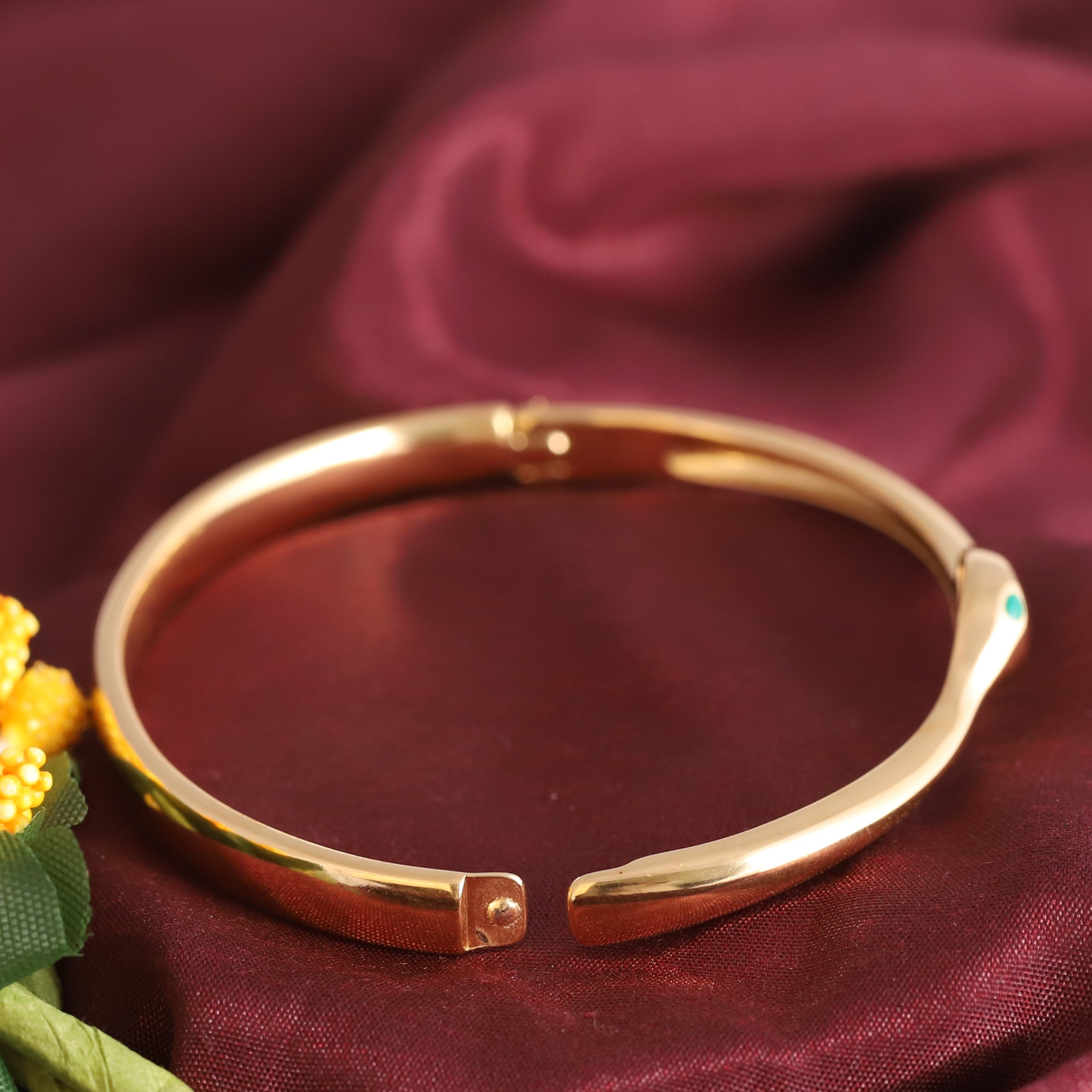 Gold-Plated Stainless Steel Bracelet – Openable, Unisex & Skin-Friendly (GOLD)
