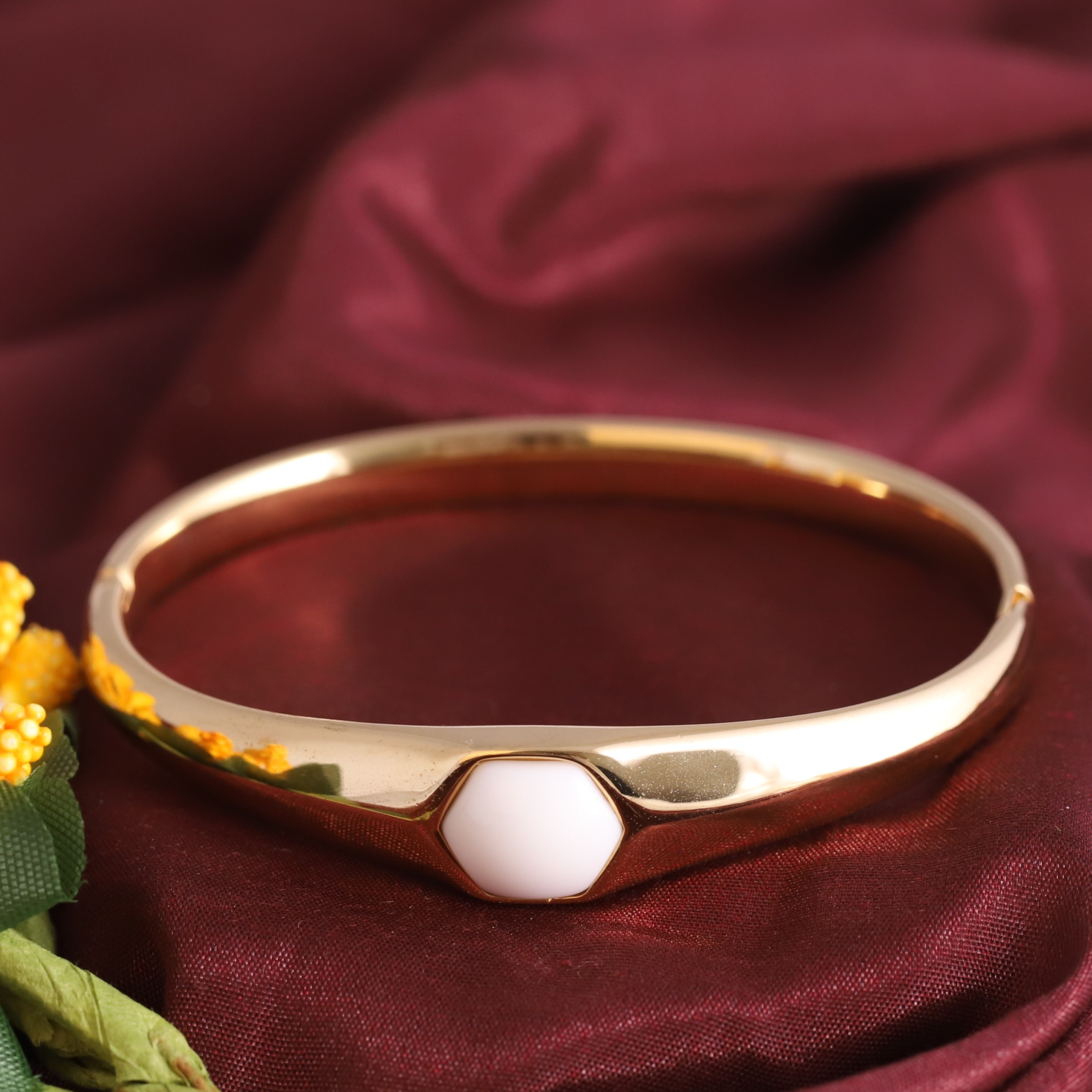 Gold-Plated Stainless Steel Bracelet – Openable, Unisex & Skin-Friendly (GOLD)