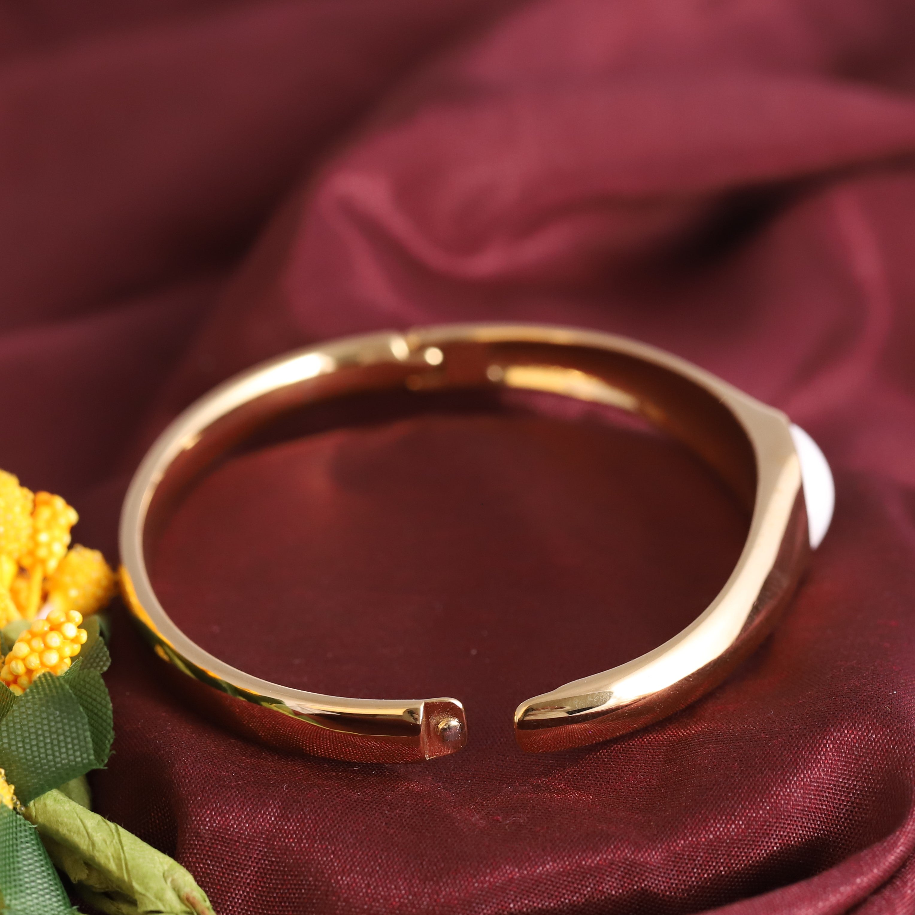 Gold-Plated Stainless Steel Bracelet – Openable, Unisex & Skin-Friendly (GOLD)