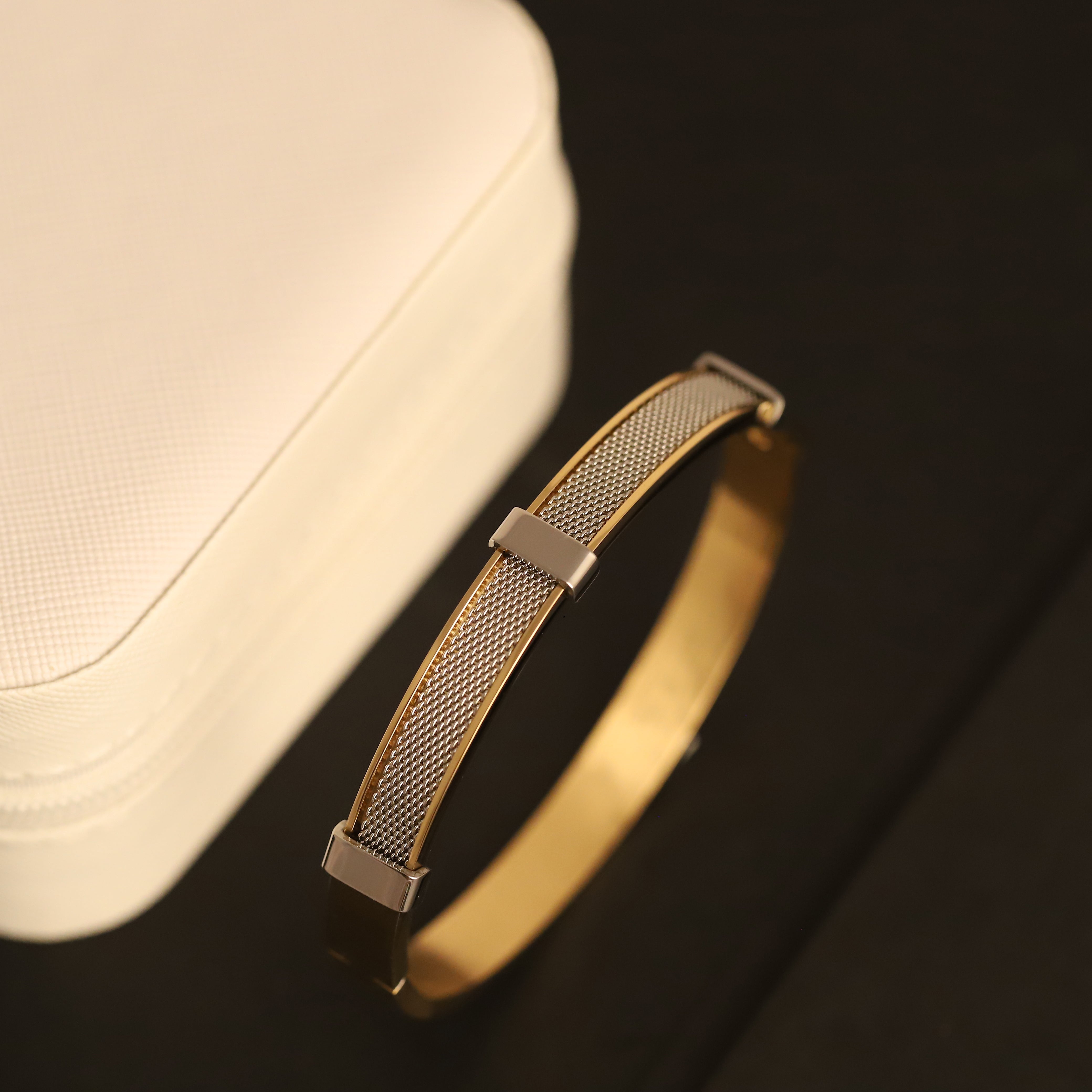 Men's Elegant Gold-Tone Stainless Steel Mesh Inlay Bracelet – Sleek Two-Tone Bangle with Polished Silver Accents, Classic Modern Design