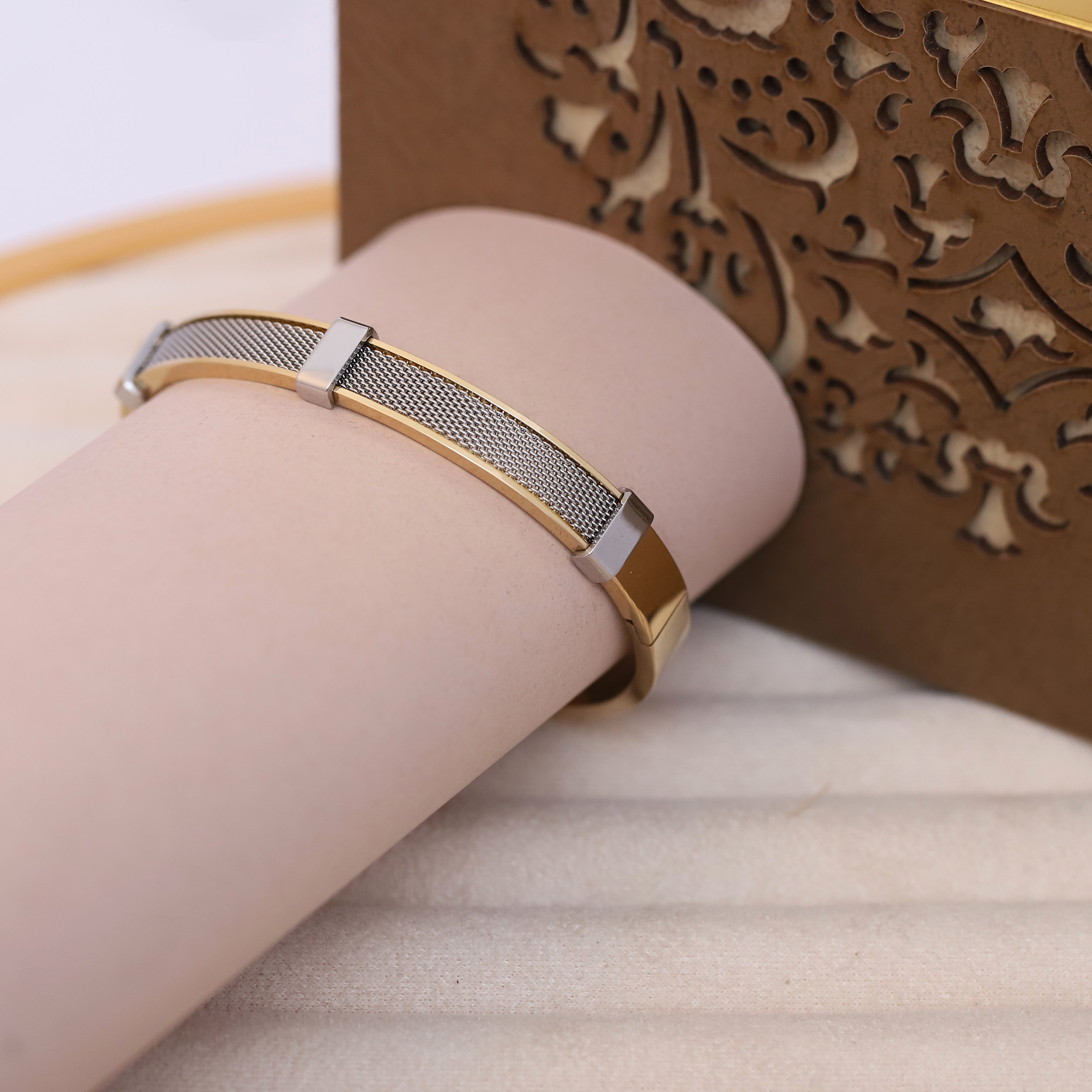 Men's Elegant Gold-Tone Stainless Steel Mesh Inlay Bracelet – Sleek Two-Tone Bangle with Polished Silver Accents, Classic Modern Design