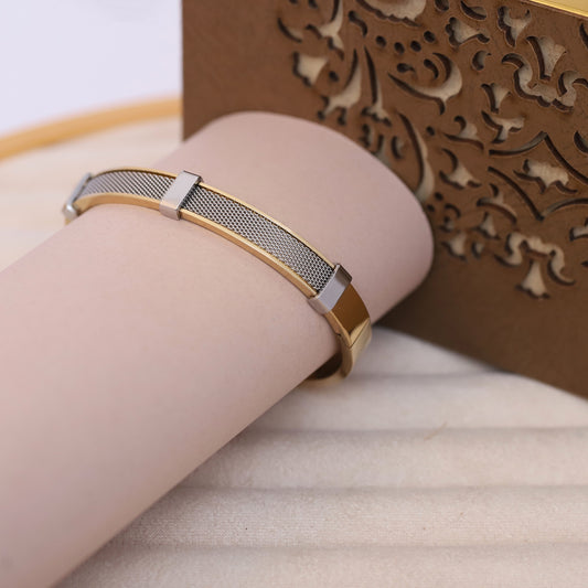Men's Elegant Gold-Tone Stainless Steel Mesh Inlay Bracelet – Sleek Two-Tone Bangle with Polished Silver Accents, Classic Modern Design