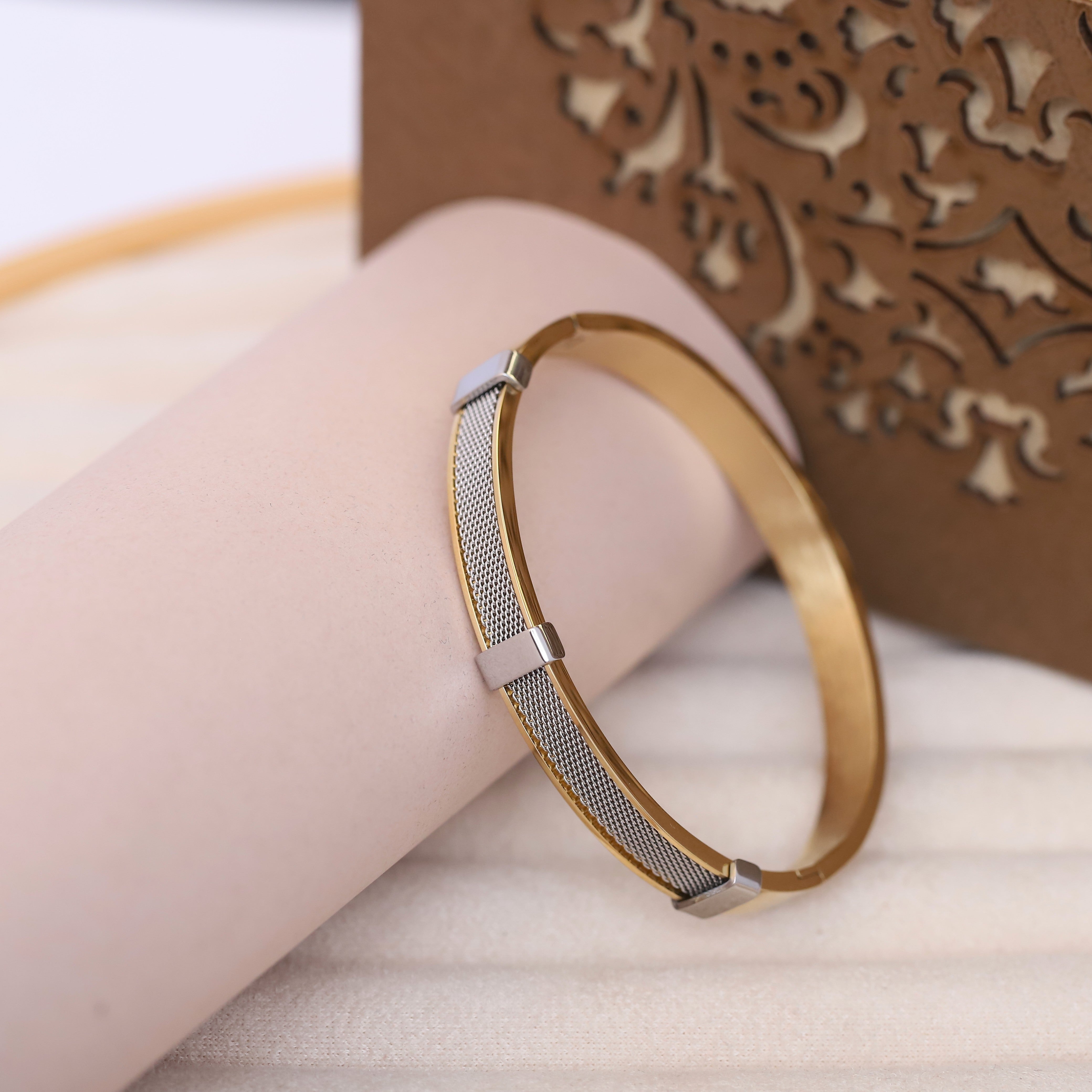 Men's Elegant Gold-Tone Stainless Steel Mesh Inlay Bracelet – Sleek Two-Tone Bangle with Polished Silver Accents, Classic Modern Design