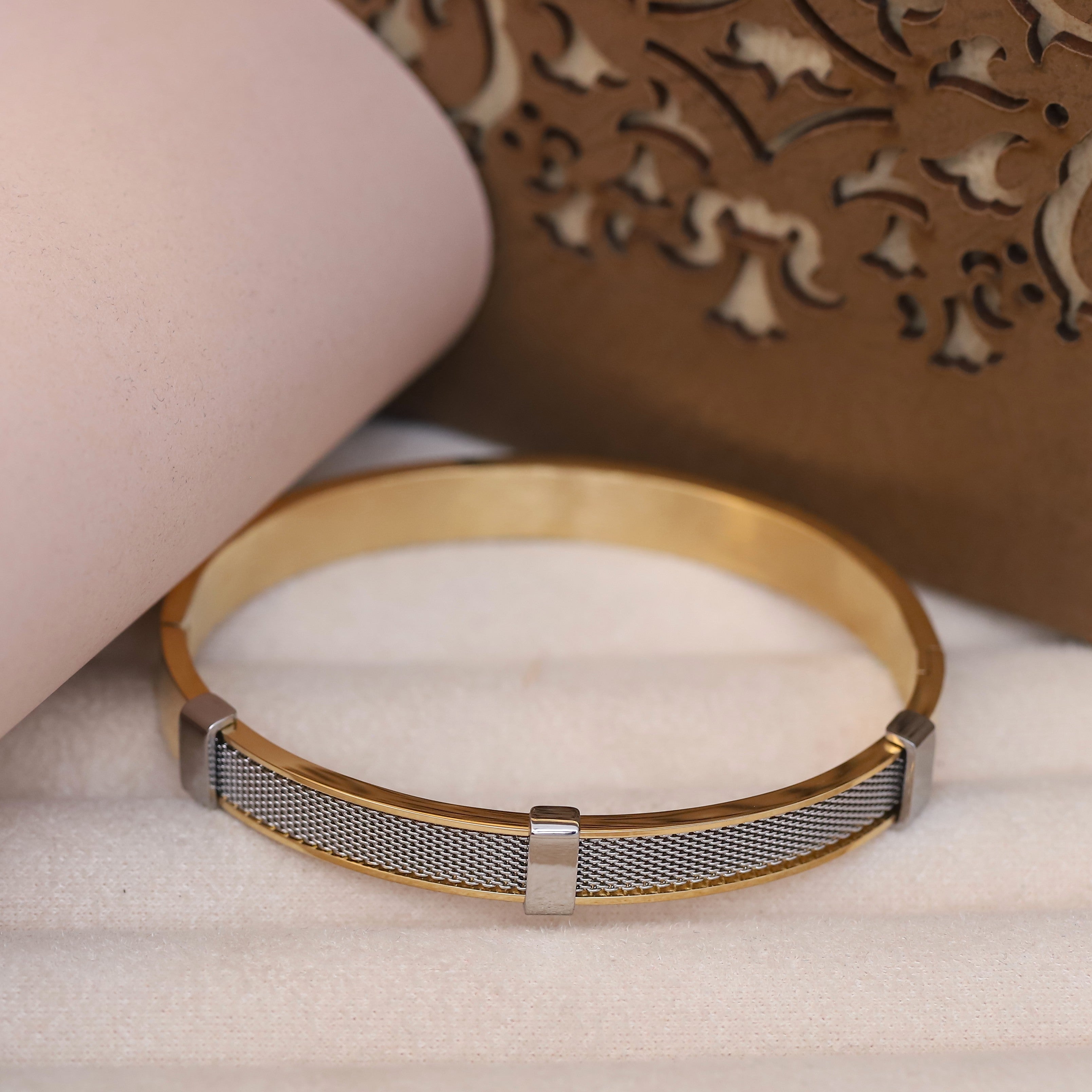 Men's Elegant Gold-Tone Stainless Steel Mesh Inlay Bracelet – Sleek Two-Tone Bangle with Polished Silver Accents, Classic Modern Design