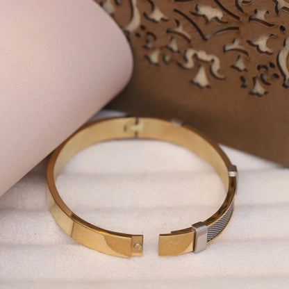 Men's Elegant Gold-Tone Stainless Steel Mesh Inlay Bracelet – Sleek Two-Tone Bangle with Polished Silver Accents, Classic Modern Design