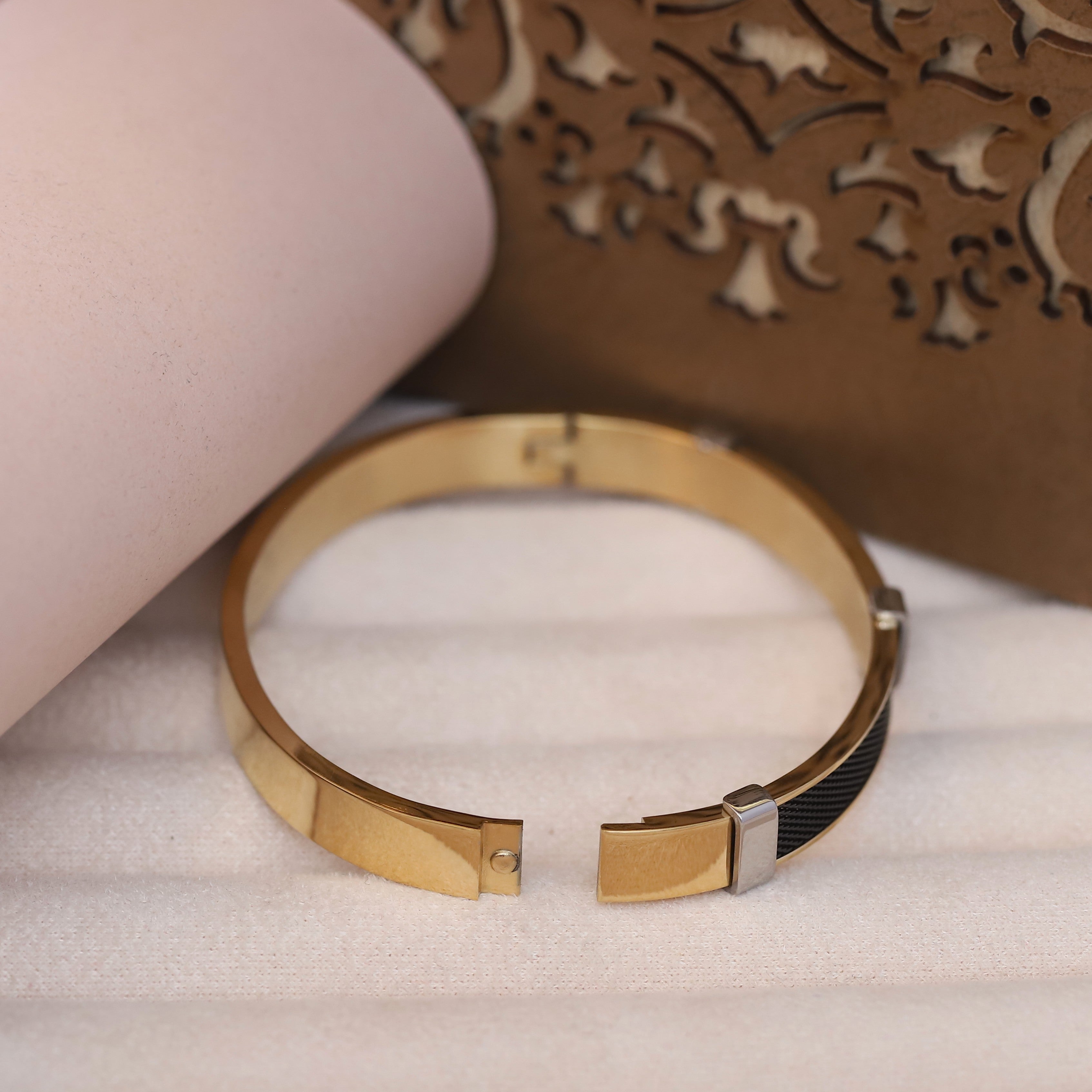 Men’s Luxury Stainless Steel Mesh Inlay Bracelet – Gold Plated with Black Textured Panel & Silver Accents