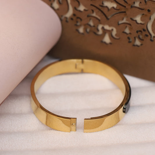 Premium Men’s Gold-Tone Bracelet with Black Enamel Center Plate – Modern Minimalist Bangle for Stylish & Confident Look