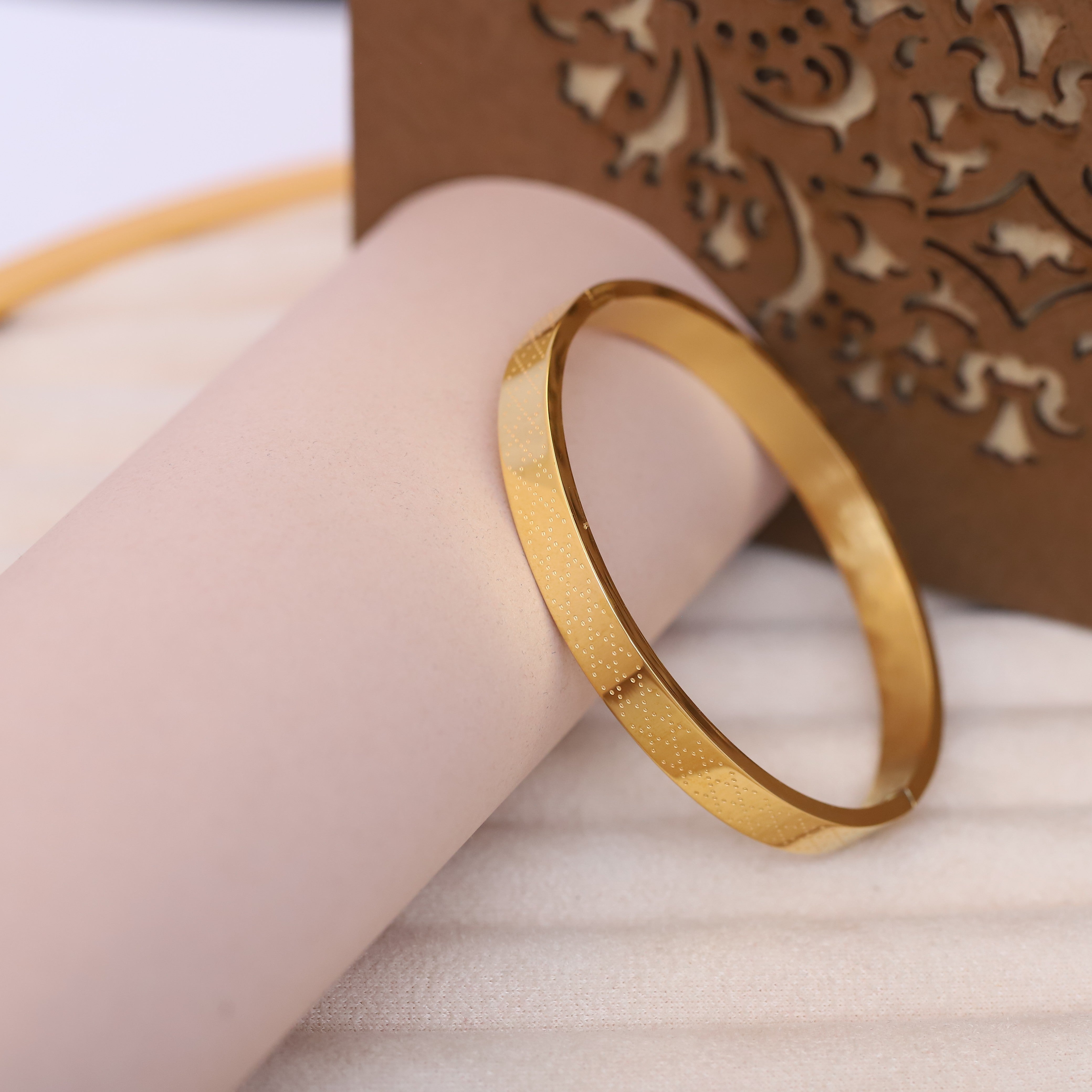 Premium Men’s Gold-Tone Bracelet with Lock – Modern Minimalist Bangle for Stylish & Confident Look