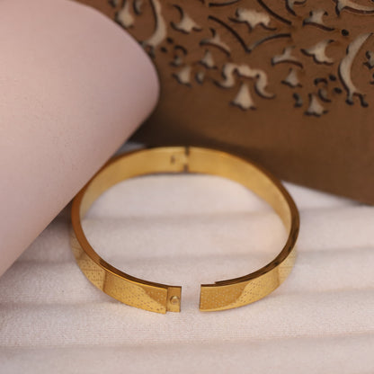 Premium Men’s Gold-Tone Bracelet with Lock – Modern Minimalist Bangle for Stylish & Confident Look
