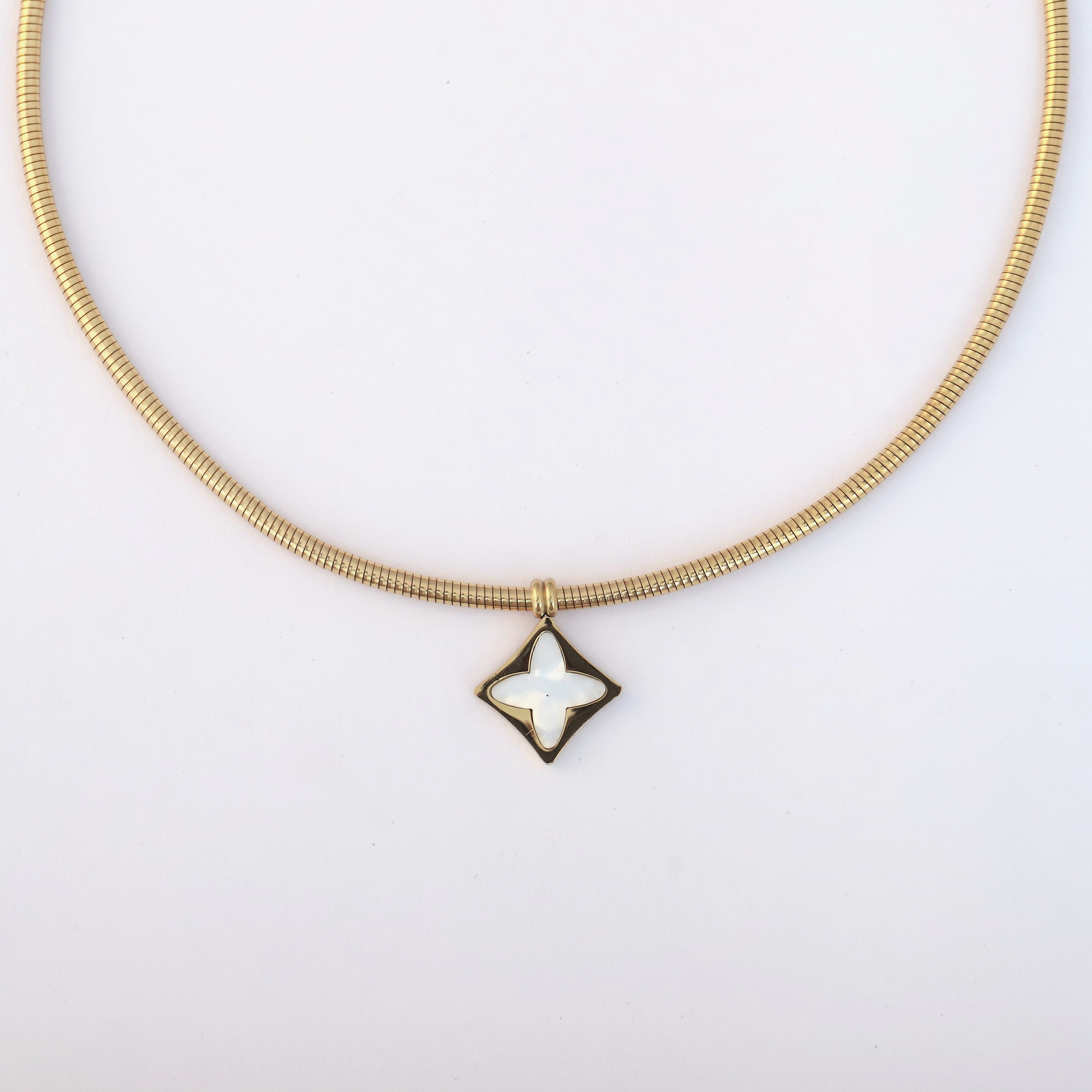 Flower Charm Round Necklace Gold Plated – Single Layer, Anti-Tarnish, Waterproof, Minimalist Style (GOLD)