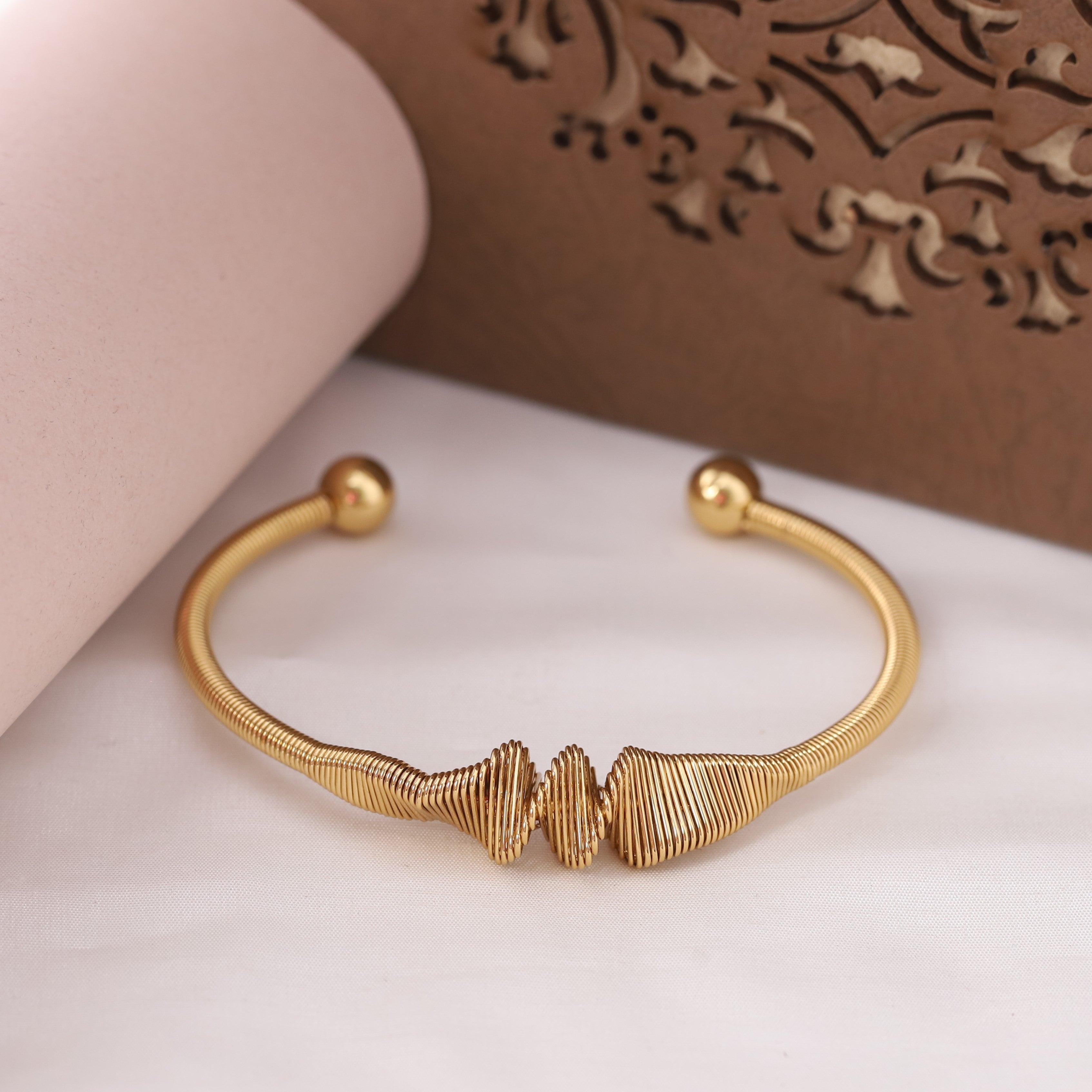 Gold-Plated Stainless Steel Cuff Bracelet – Openable, Unisex & Skin-Friendly (GOLD)