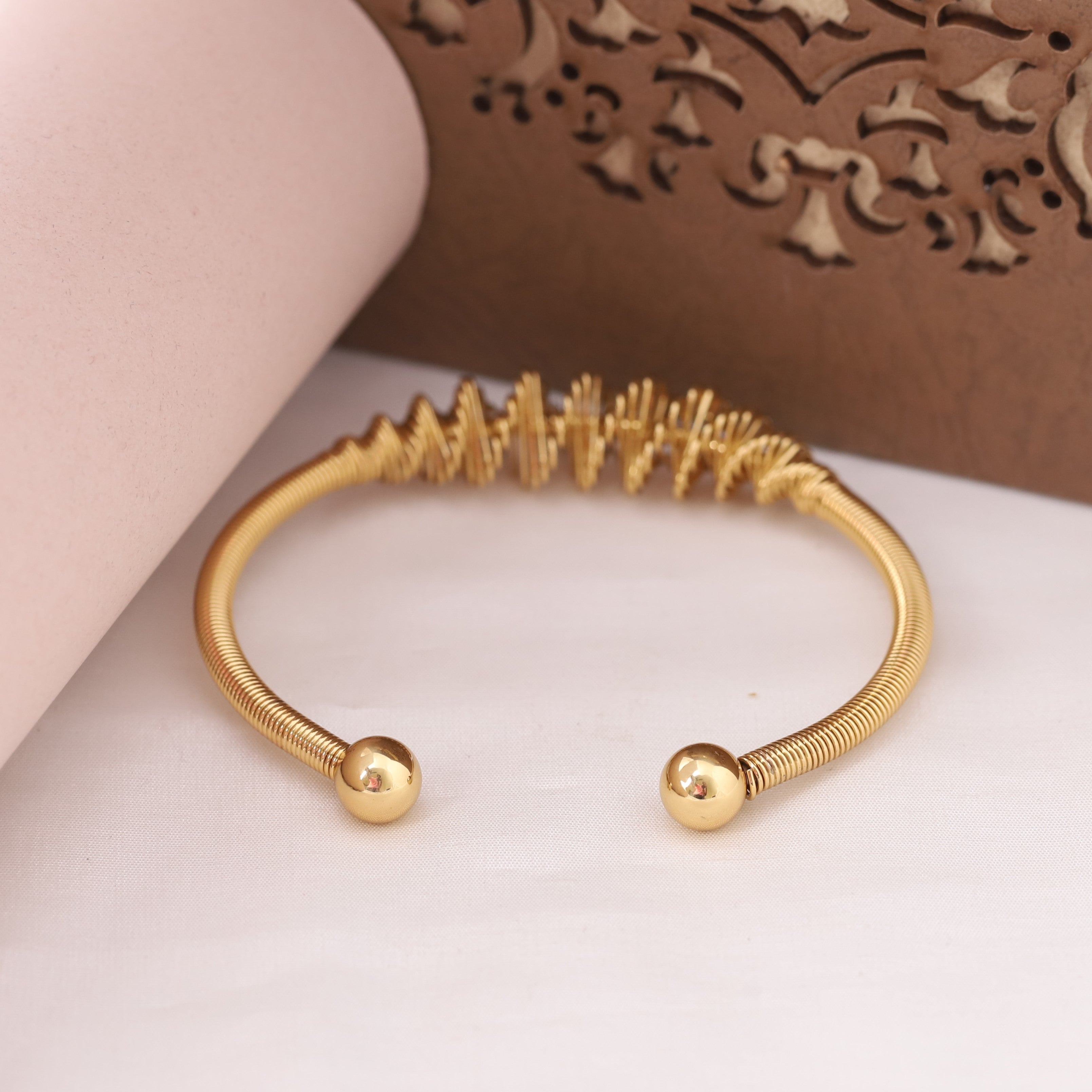 Gold-Plated Stainless Steel Cuff Bracelet – Openable, Unisex & Skin-Friendly (GOLD)