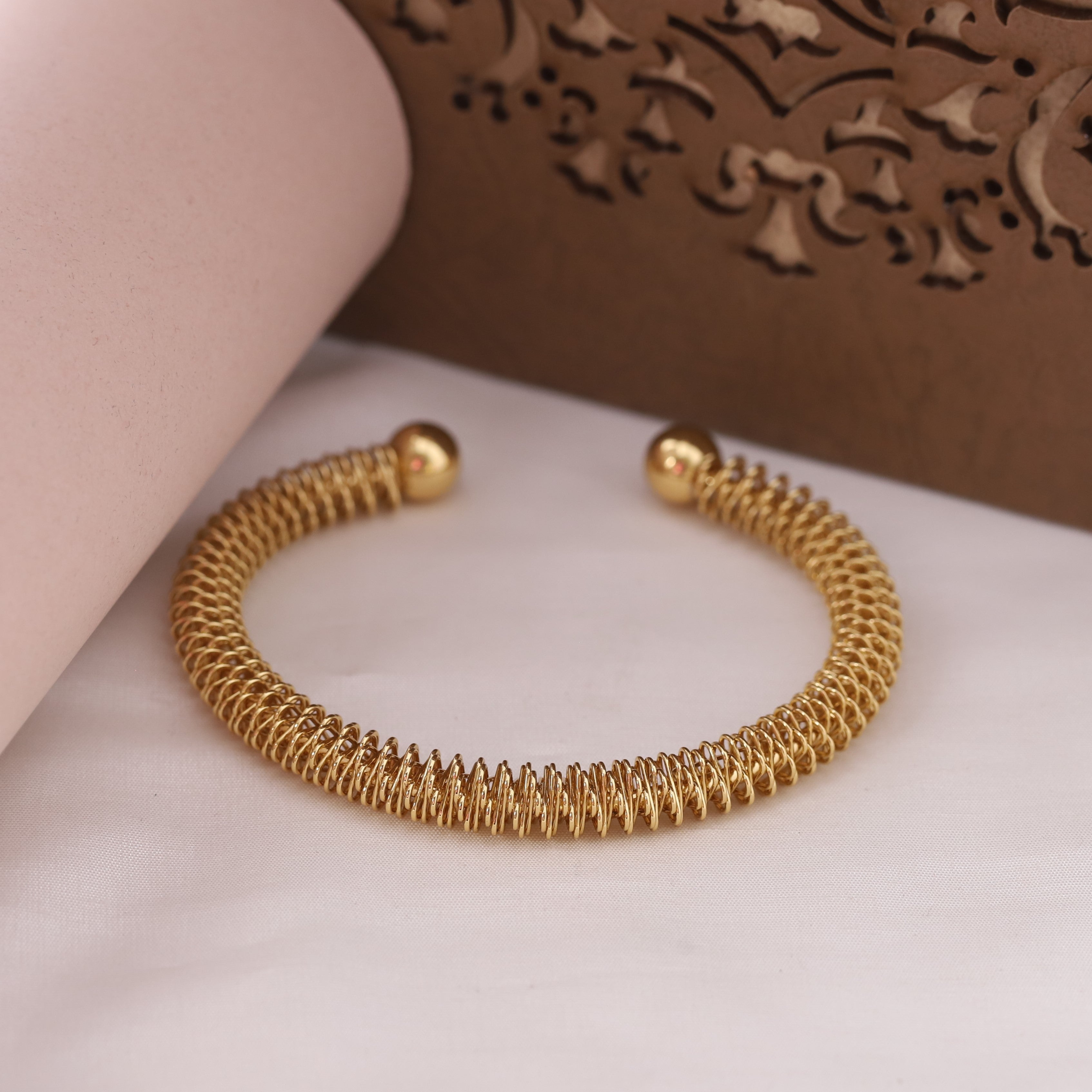 Gold-Plated Stainless Steel Cuff Bracelet – Openable, Unisex & Skin-Friendly (GOLD)