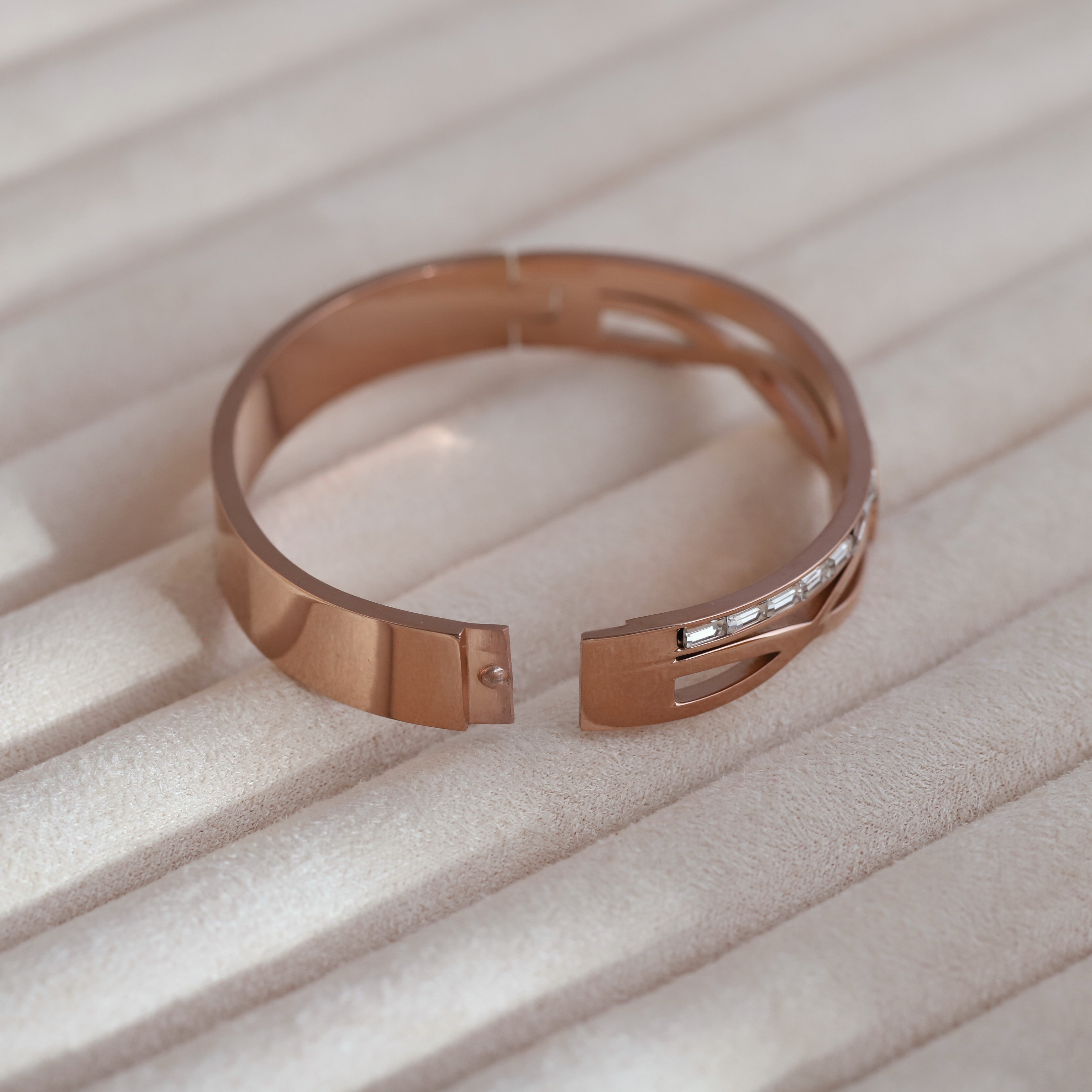 Gold-Plated Lock Stainless Steel Bracelet – Anti-Tarnish Jewelry for Women & Girls (ROSE GOLD)