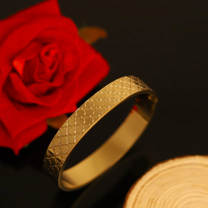 Gold-Plated Stainless Steel Lock Bracelet – Openable, Unisex & Skin-Friendly (GOLD)