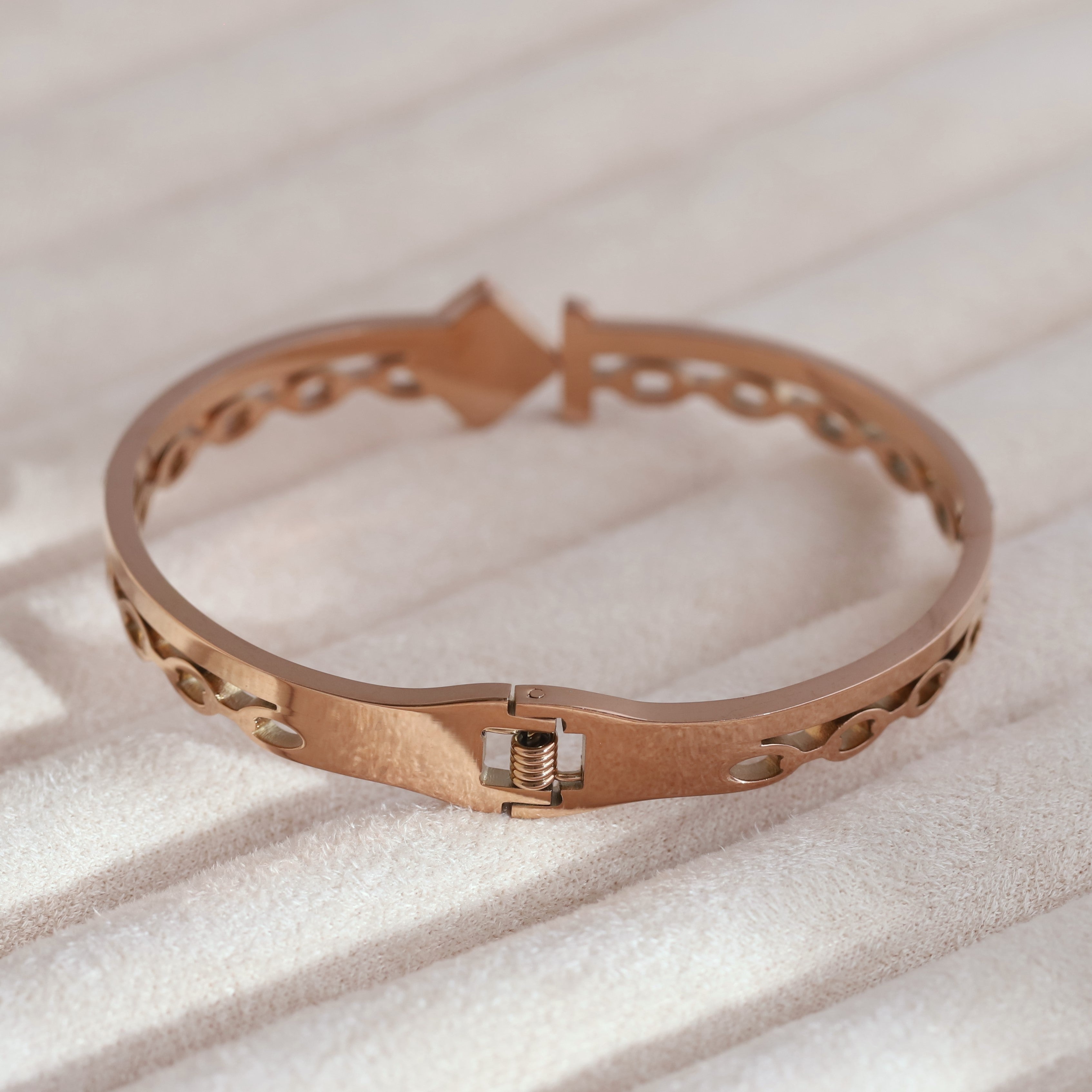 Flower Gold-Plated Lock Stainless Steel Bracelet – Anti-Tarnish Jewelry for Women & Girls (ROSE GOLD)
