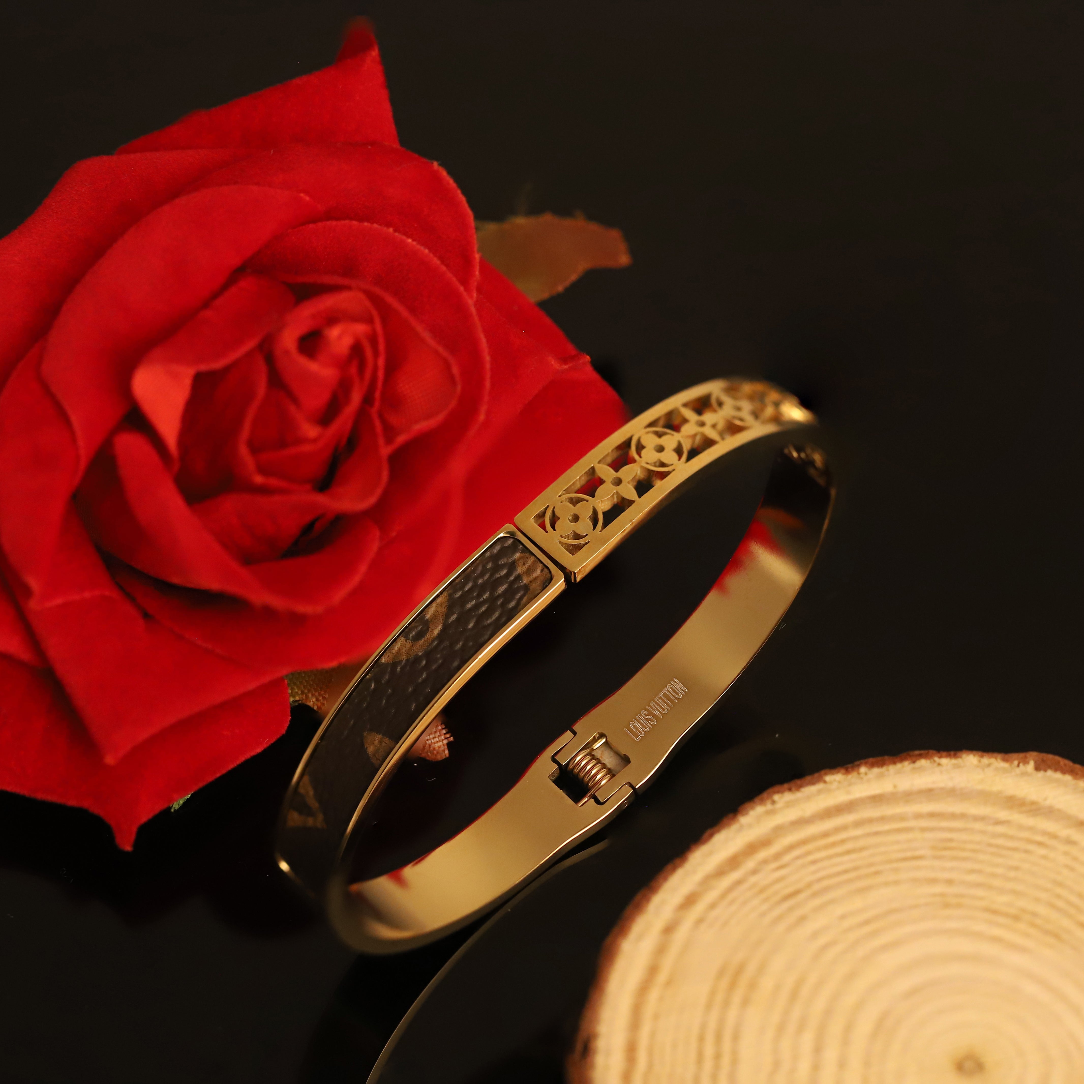 Gold-Plated Stainless Steel Lock Bracelet – Openable, Unisex & Skin-Friendly (GOLD)