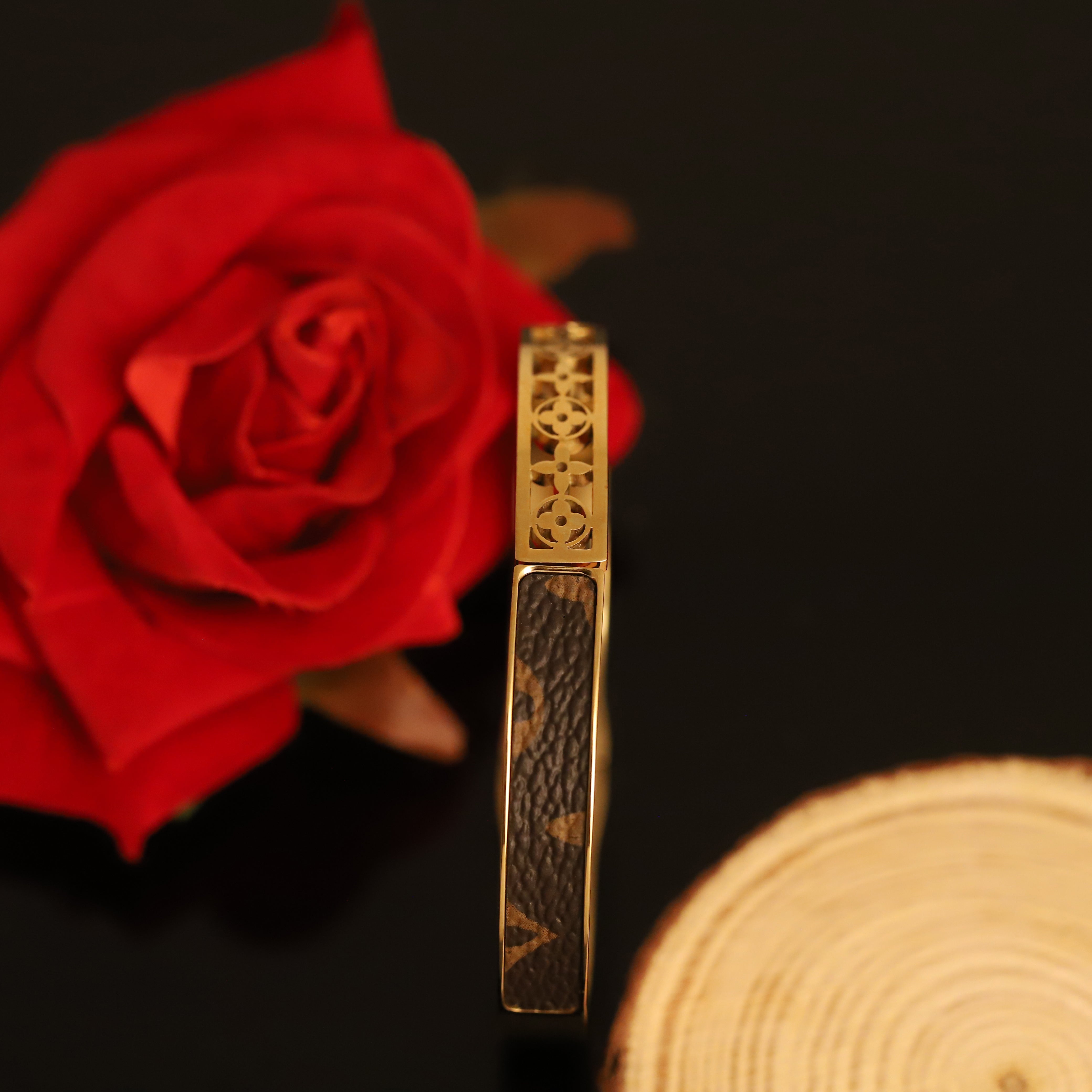 Gold-Plated Stainless Steel Lock Bracelet – Openable, Unisex & Skin-Friendly (GOLD)