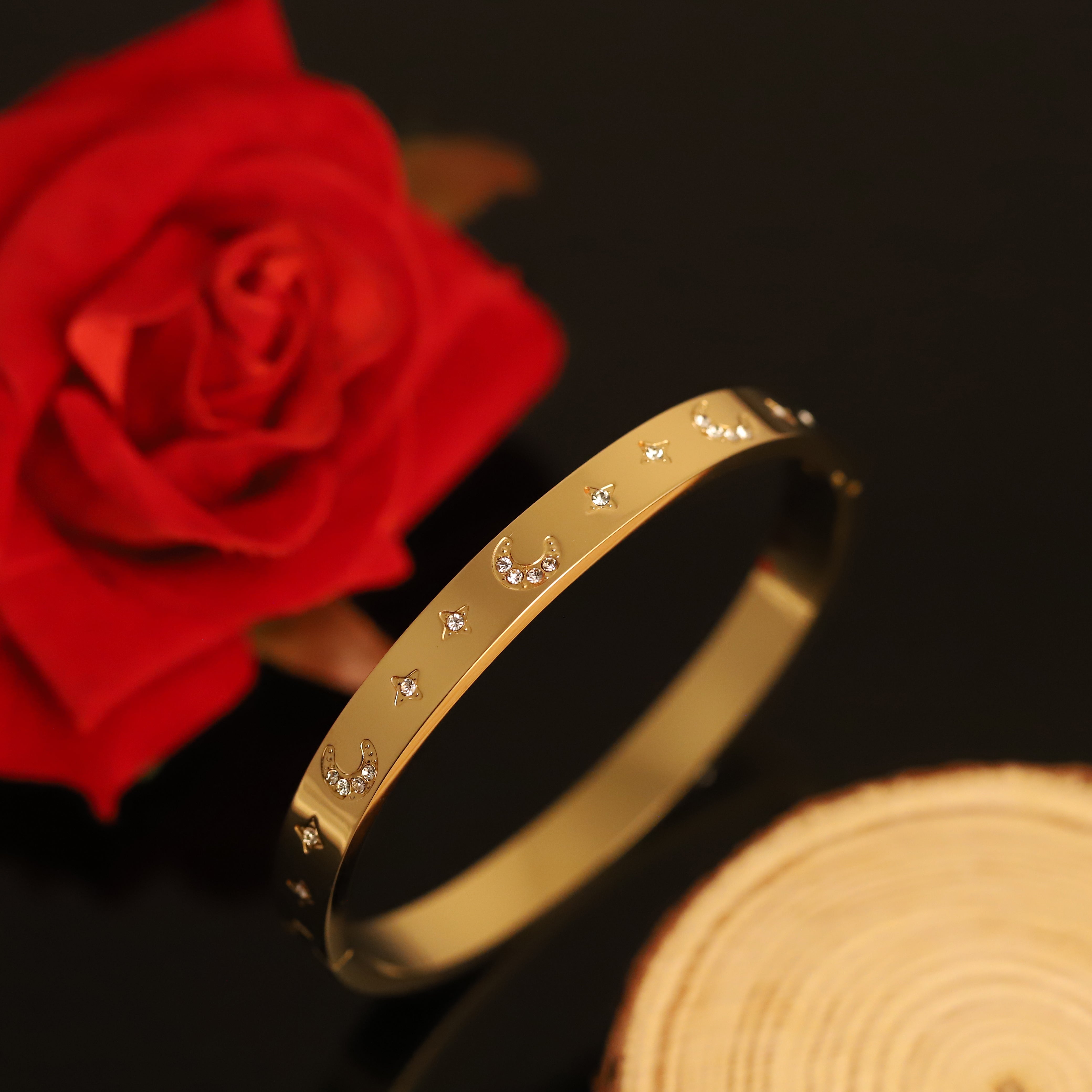 Gold-Plated Stainless Steel Lock Bracelet – Openable, Unisex & Skin-Friendly (GOLD)