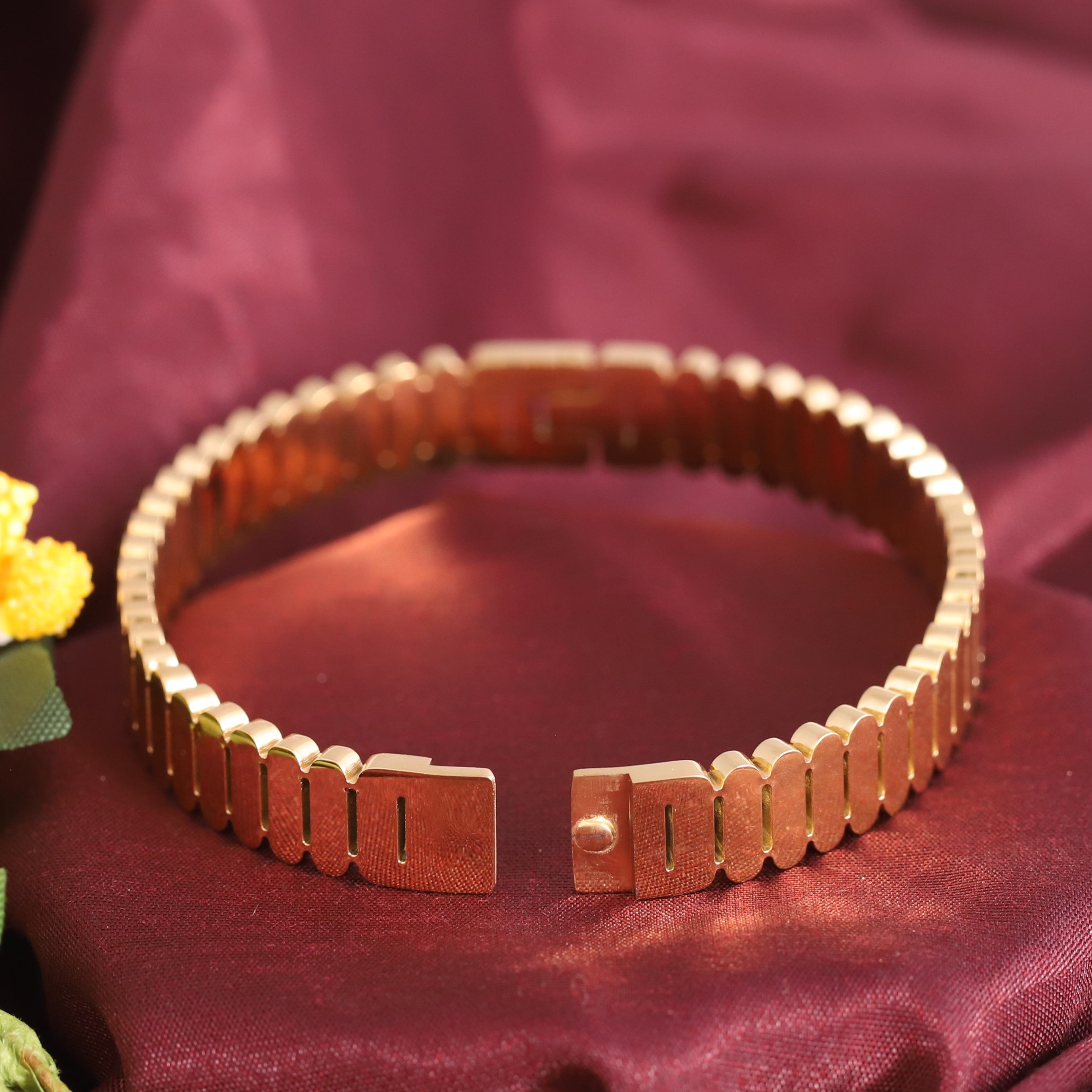 Gold-Plated Stainless Steel Bracelet – Openable, Unisex & Skin-Friendly (GOLD)