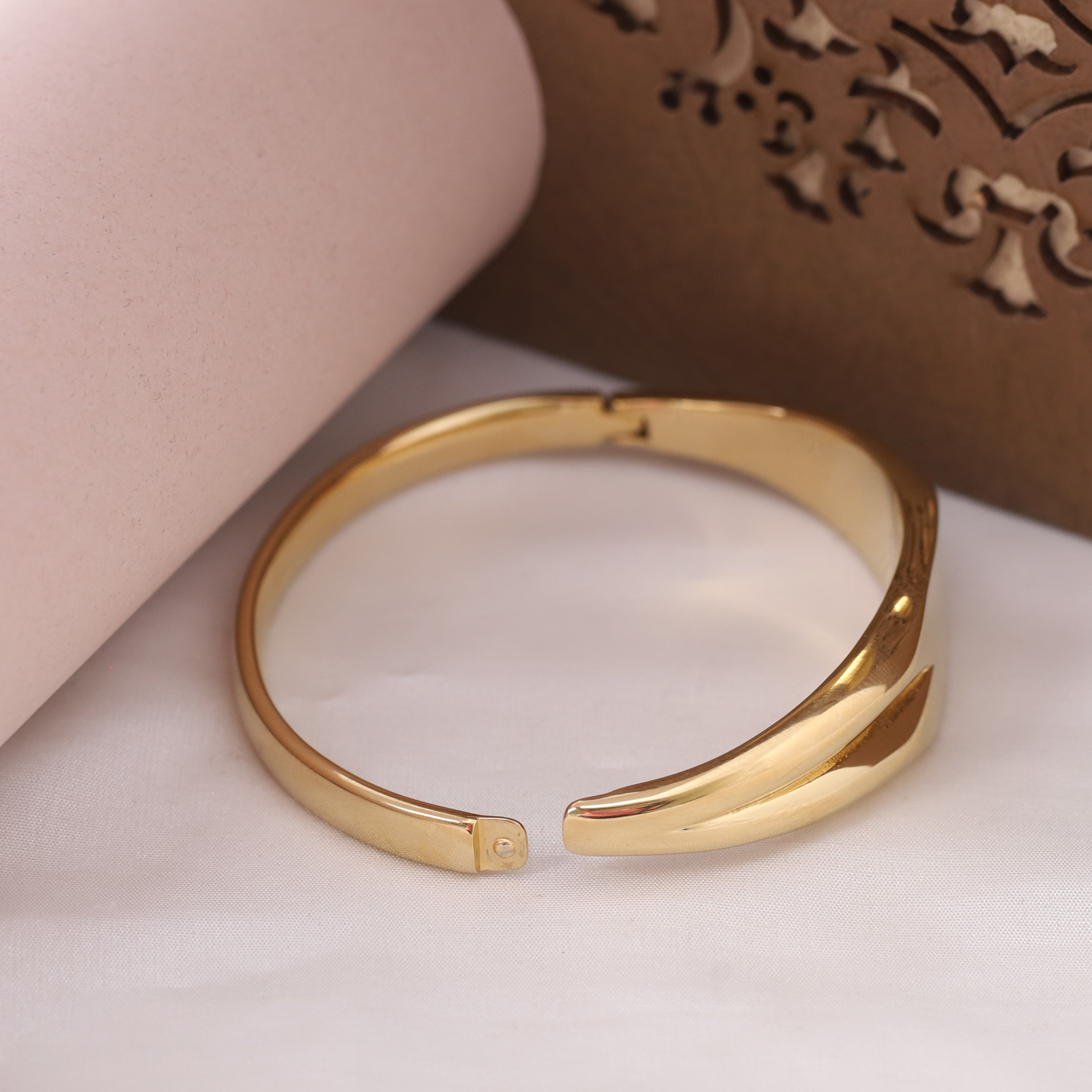 Gold-Plated Stainless Steel Bracelet – Anti-Tarnish Jewelry for Women & Girls (GOLD)